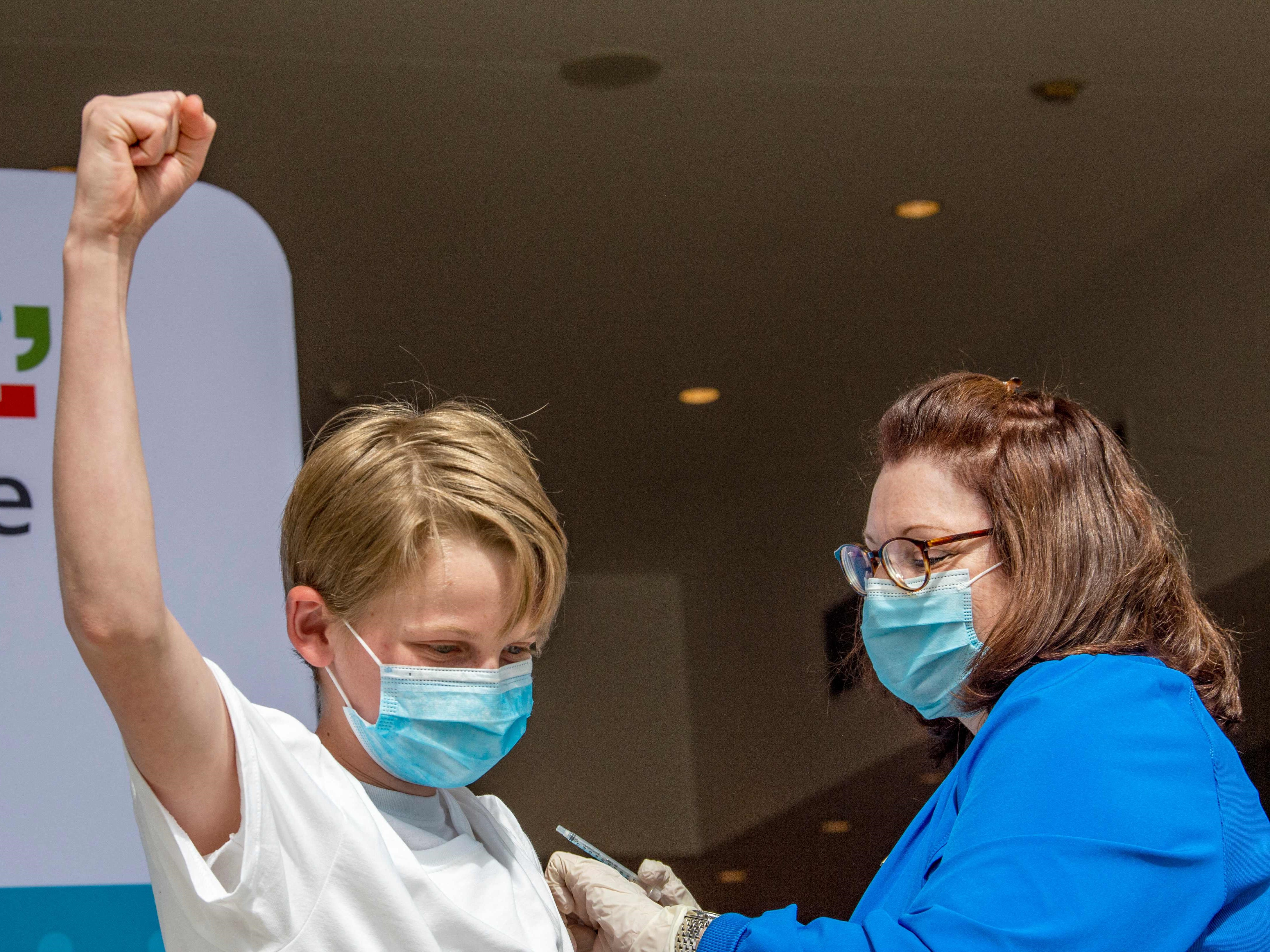 Charles Muro, 13, disuntik vaksin covid-19 oleh perawat Karen Pagliaro di Hartford, Connecticut, AS.