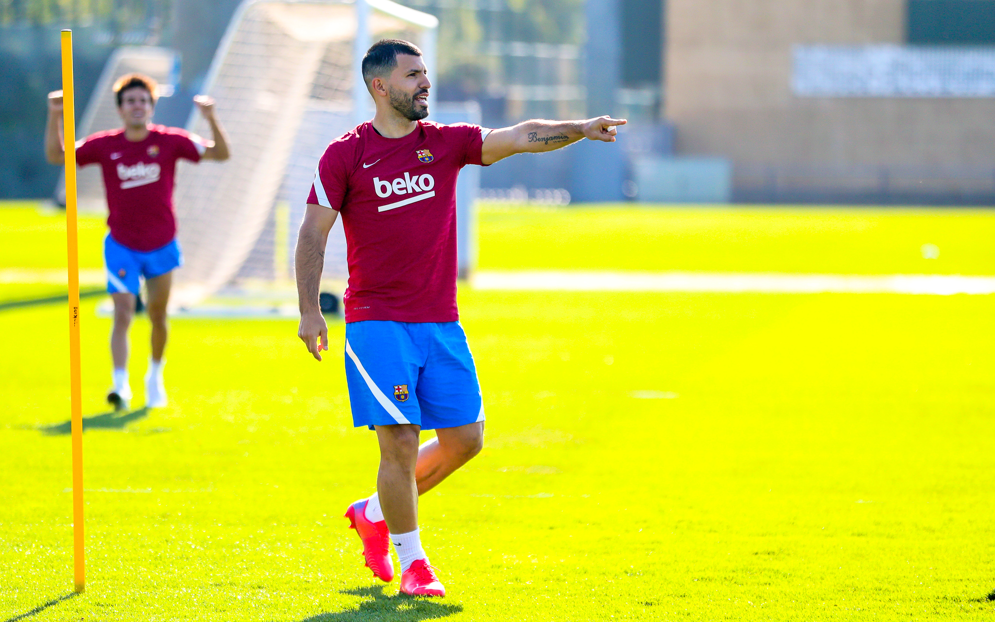 Penyerang Sergio Aguero berlatih bersama skuat Barcelona.