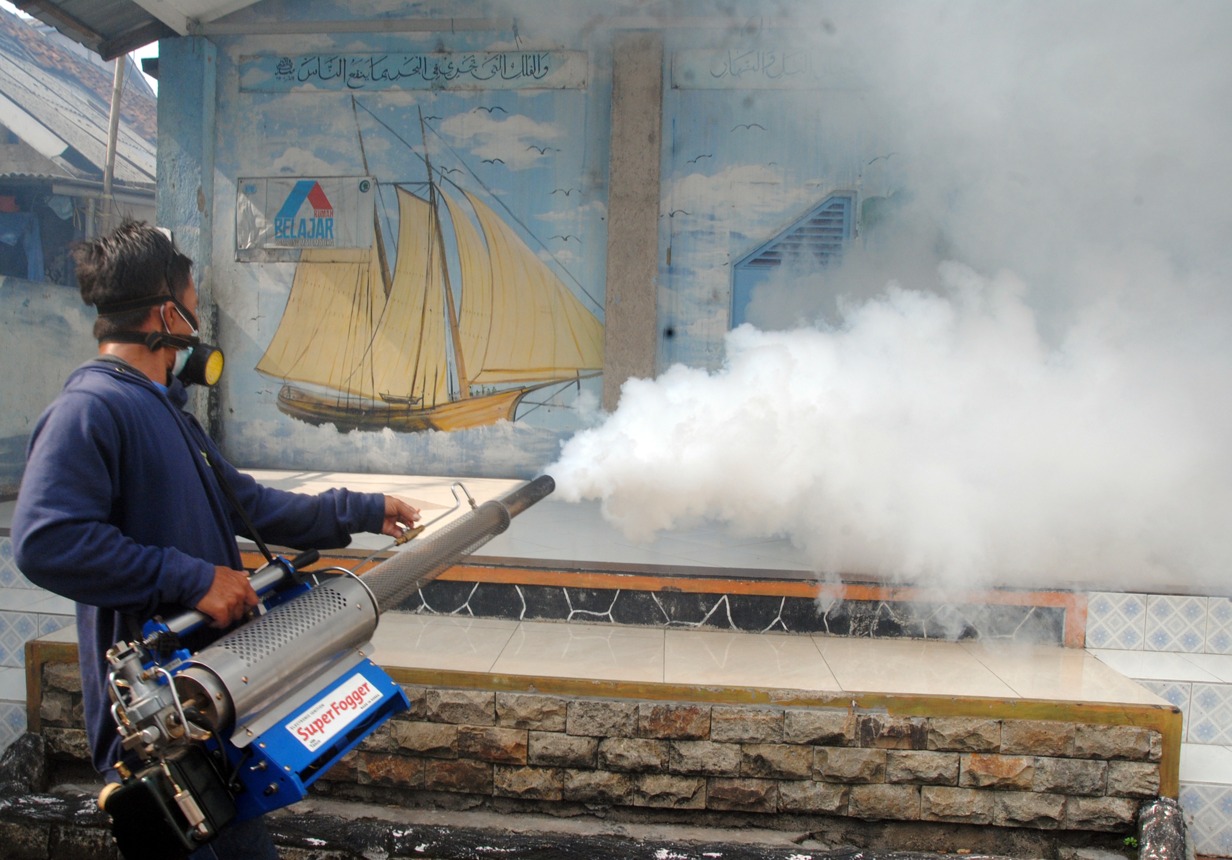 Ilustrasi kegiatan pengasapan untuk pencegahan DBD