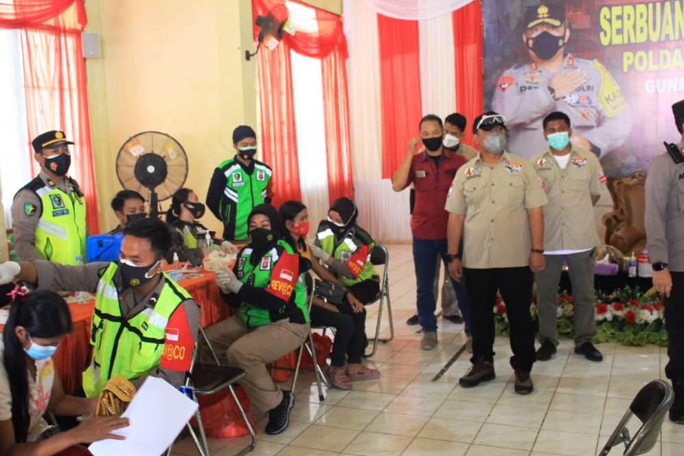 Kapolda kalteng Irjen Pol Dedi Prasetyo meninjau vaksinasi massal pelajar dan warga Barsel.