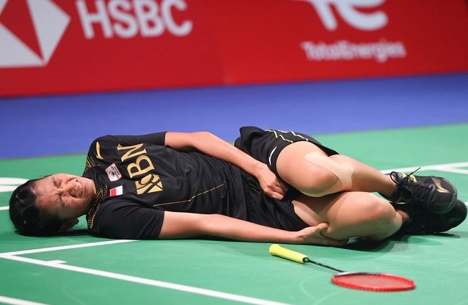 Pebulutangkis tunggal putri Indonesia, Nandini Putri Arumni, meringis kesakitan saat bertanding di Piala Uber 2020.