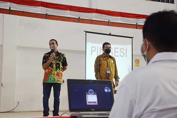 Deputi bidang SDM PANRB Alex Denni memberikan dukungan kepada calon ASN sebelum melaksanakan Tes Seleksi Kompetensi Dasar.