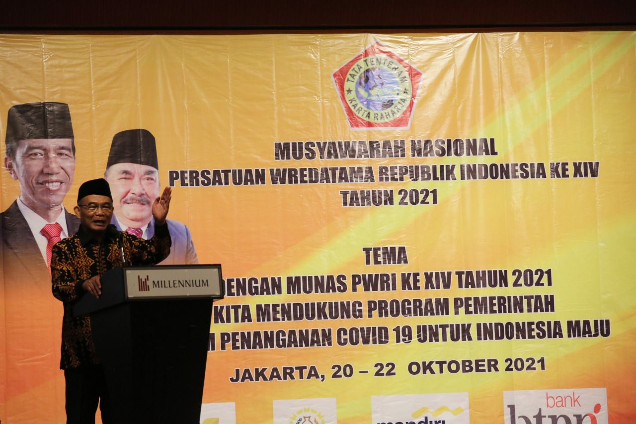 Menko PMK Muhadjir Effendy saat membuka Munas Persatuan Wredatama Republik Indonesia (PWRI) ke-XIV 2021 di Jakarta, Rabu (20/10/2021)