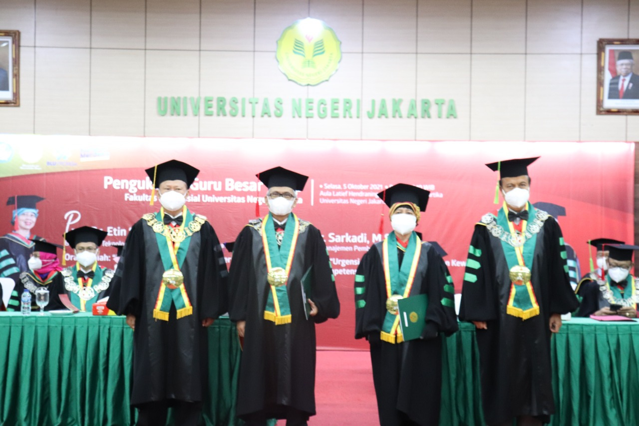 Prof. Dr. Sarkadi, M.Si dan Prof. Dr. Etin Solihatin, M.Pd (tengah) saat sidang pengukuhan Guru Besar Universitas Negeri Jakarta.