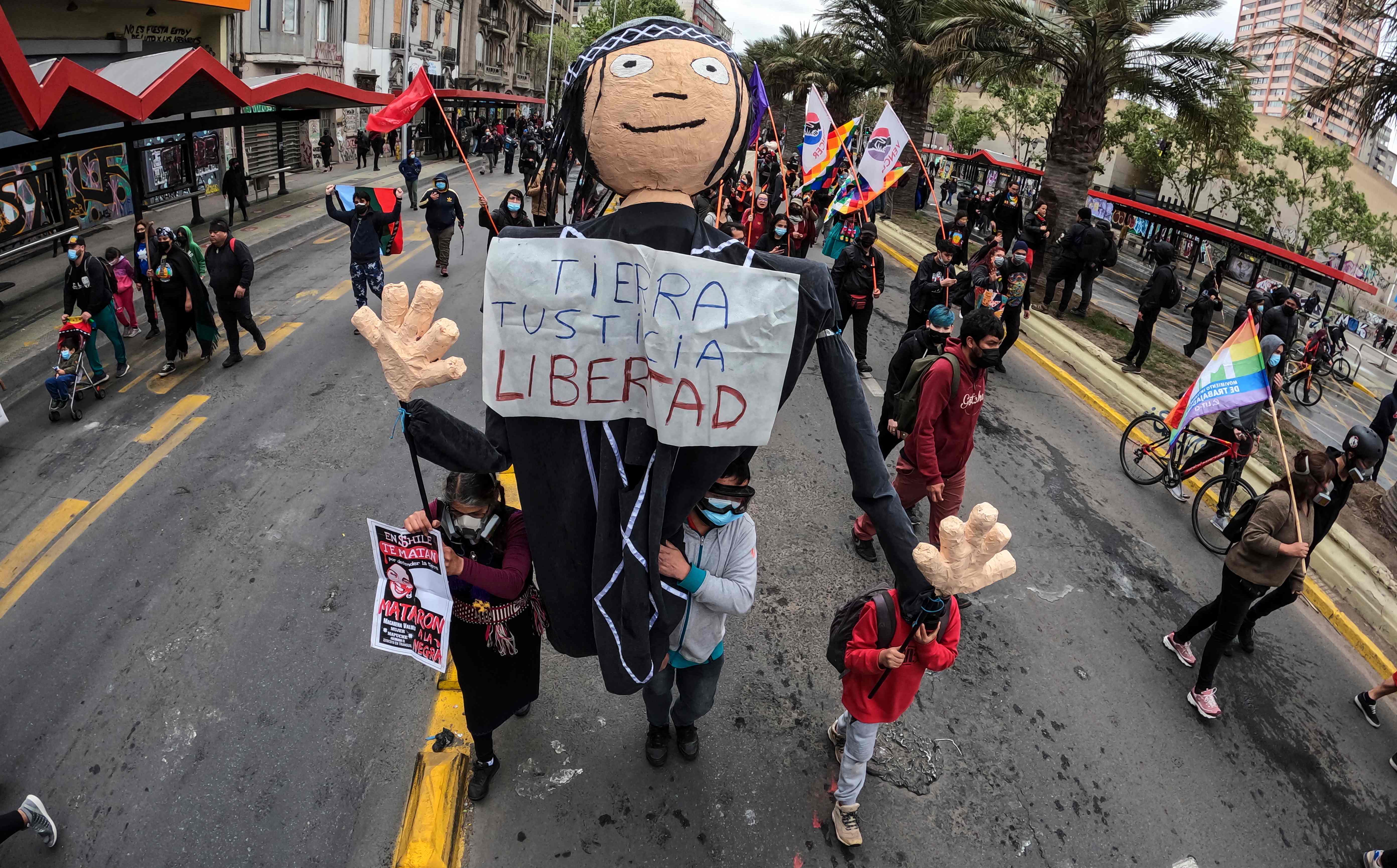 Aksi demonstrasi warga Mapuche di Santiago, Cile.