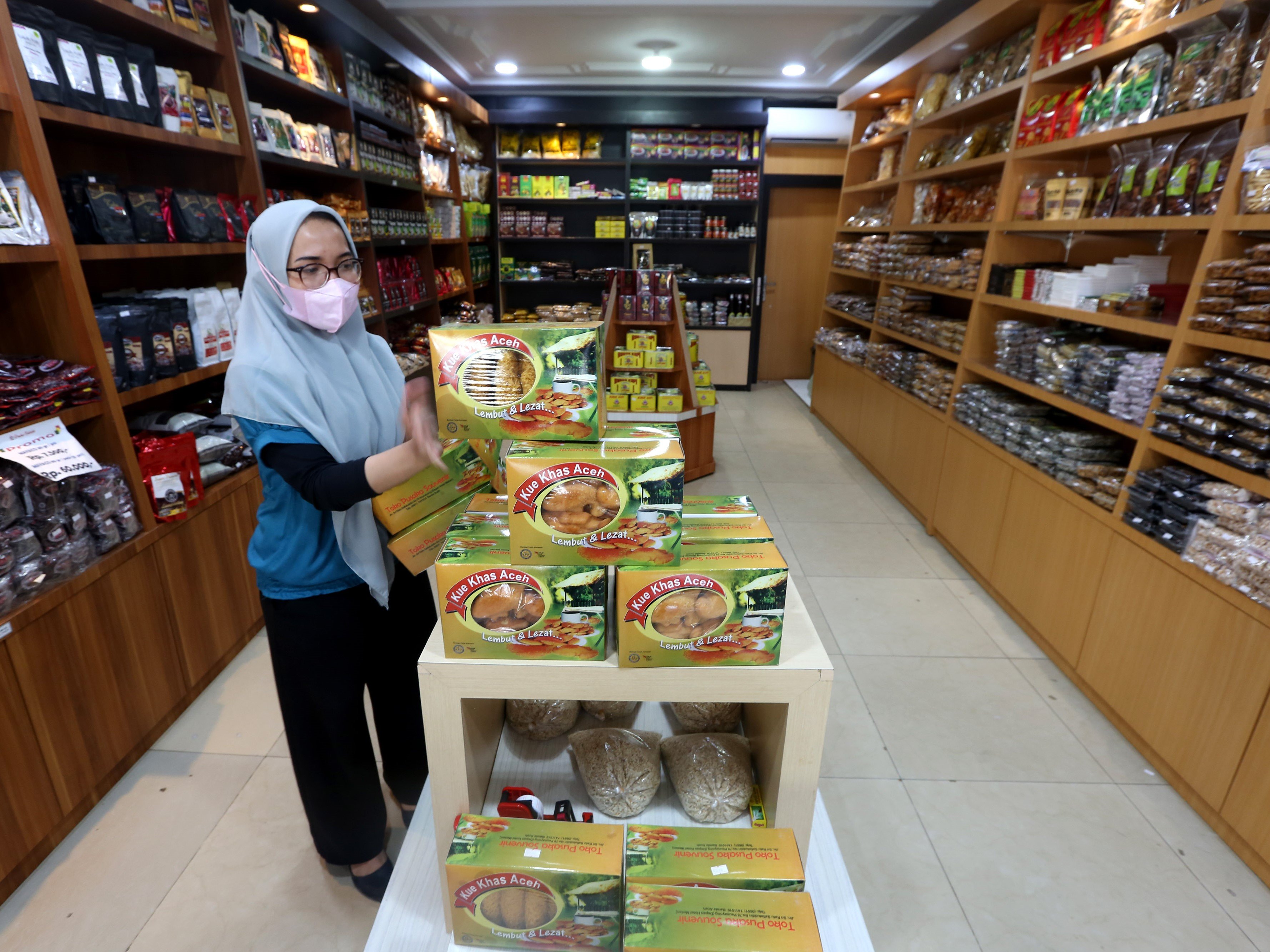 Pekerja menata berbagai produk UMKM yang juga dipasarkan secara daring atau digital di Pusaka Sauvenir, Peunayong, Banda Aceh, Aceh.