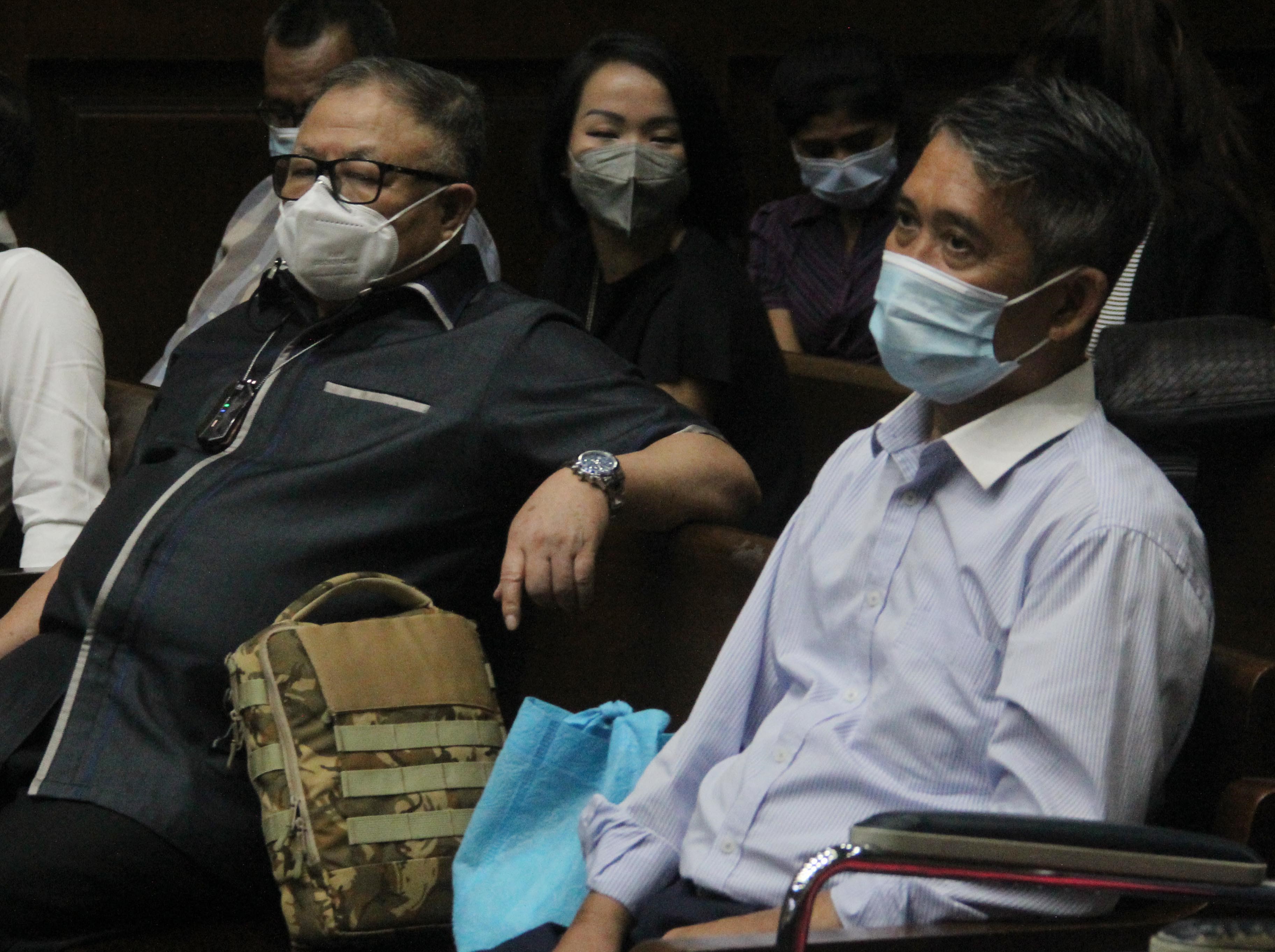 Terdakwa kasus ASABRI mantan Dirut Asabri Adam Rachmad Damiri (kiri) dan mantan Kepala Divisi Keuangan dan Investasi Bachtiar Effendi.