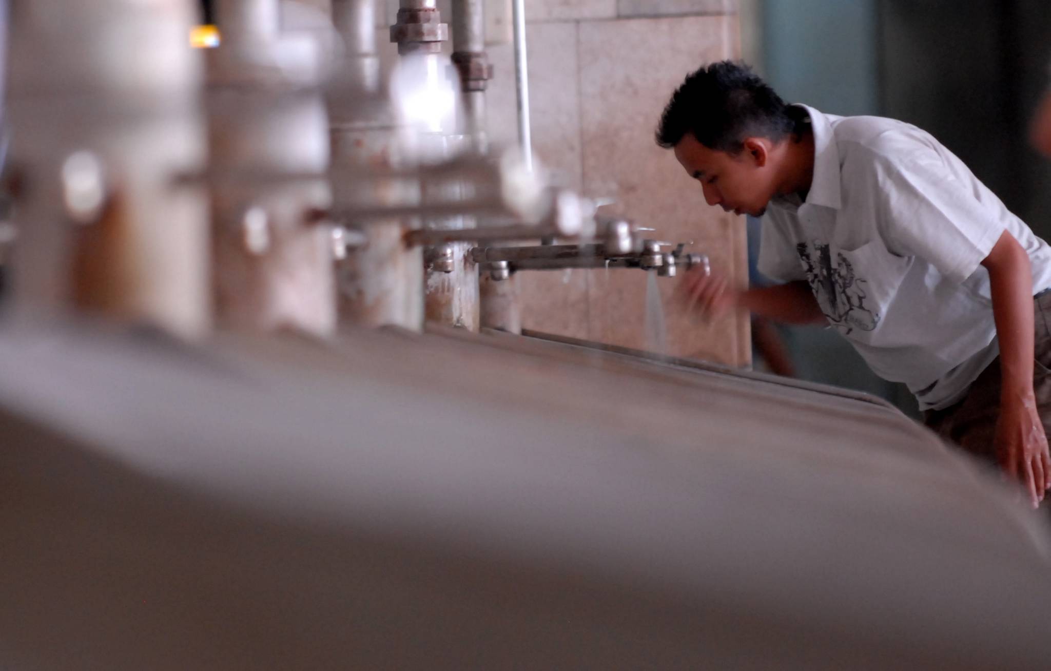Seorang muslim berwudhu untuk melaksanakan Salat Dhuhur di Masjid Istiqlal Jakarta.