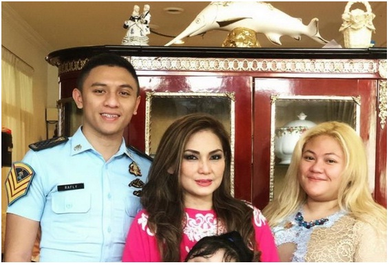 Nia Daniaty (tengah) bersama menantu dan anaknya.