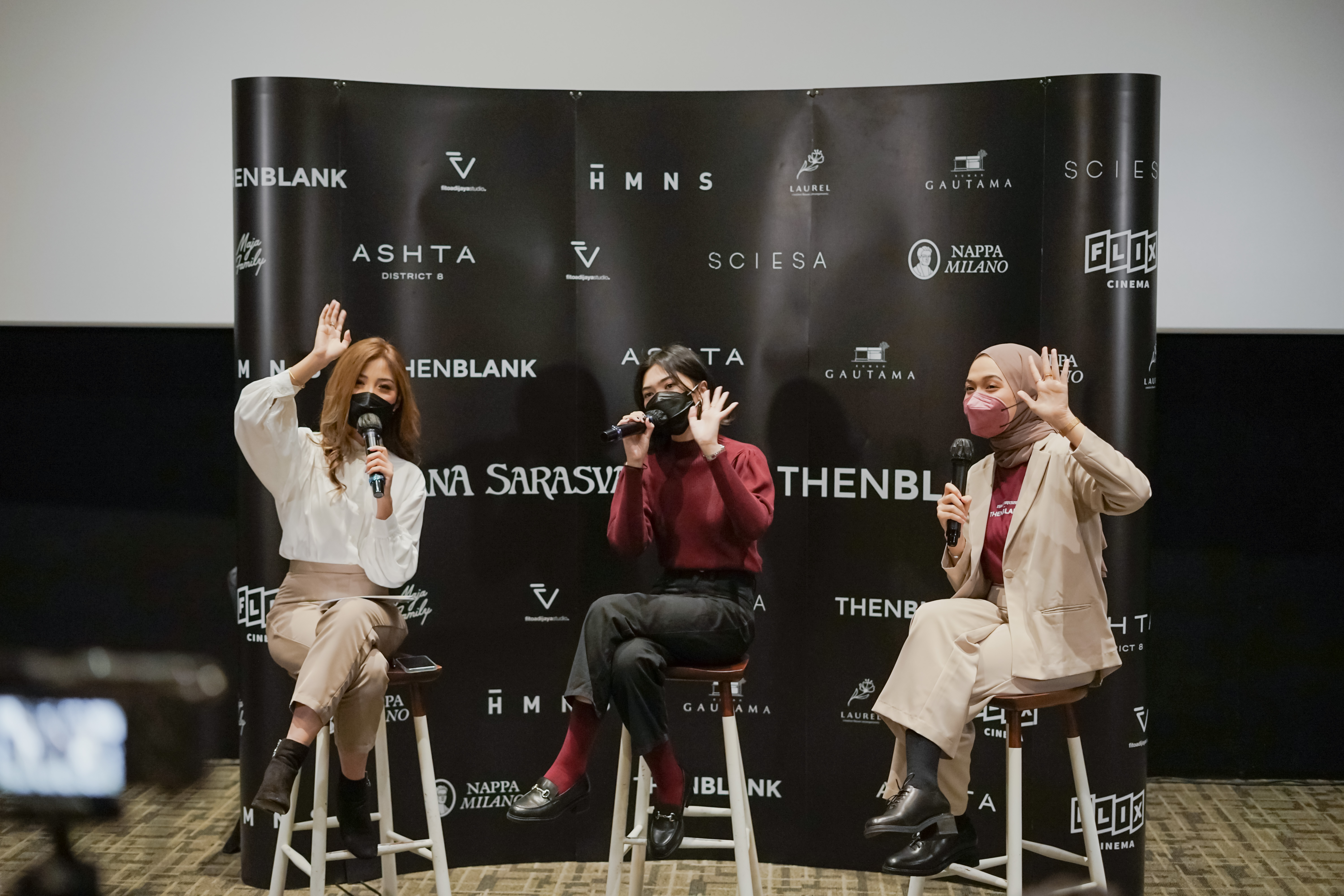 Isyana Sarasvati dalam jumpa pers jenama fesyen Thenblank. 