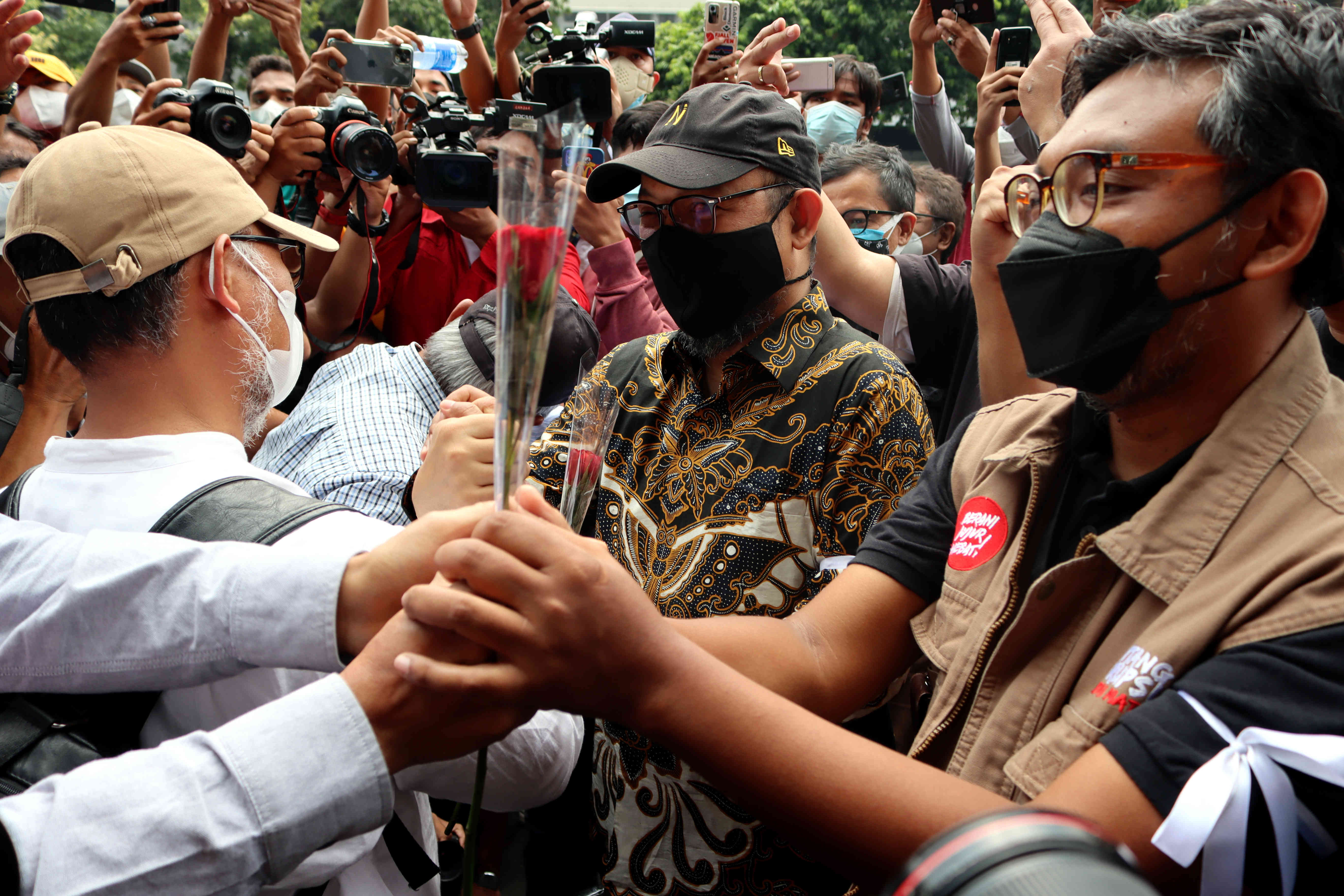Pelepasan pegawai yang tidak lolos tes wawasan kebangsaan (TWK) di depan Gedung Merah Putih KPK, Jakarta, hari ini.