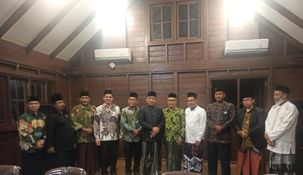 Katib Aam PBNU KH Yahya Cholil Staquf bersilaturahim dengan pengurus PWNU Lampung yang akan menjadi tuan rumah Muktamar, Senin (18/10).