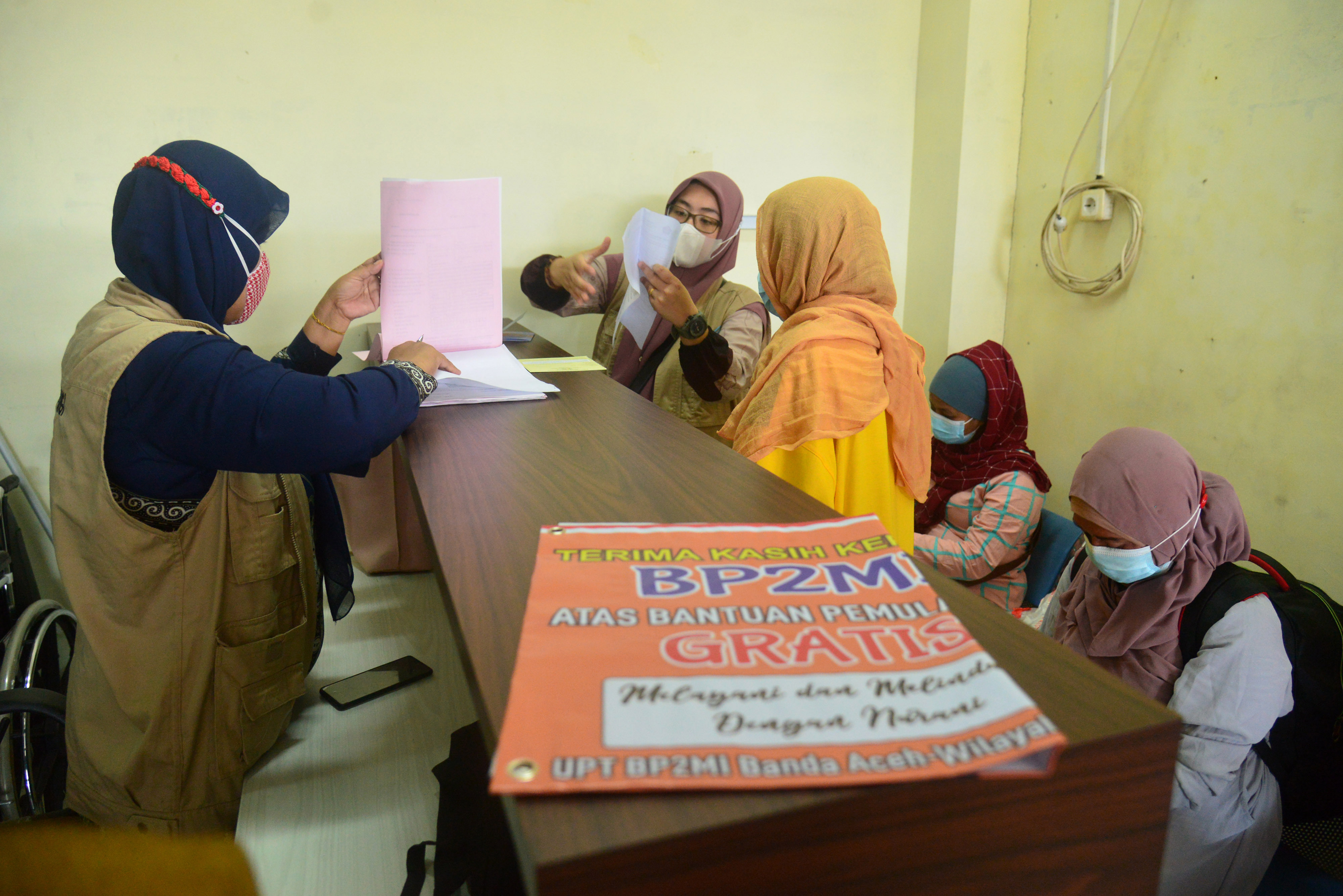 Petugas mendata identitas sejumlah Pekerjaan Migran Indonesia (PMI) di Bandara Internasional Sultan Iskandandar Muda, Aceh.