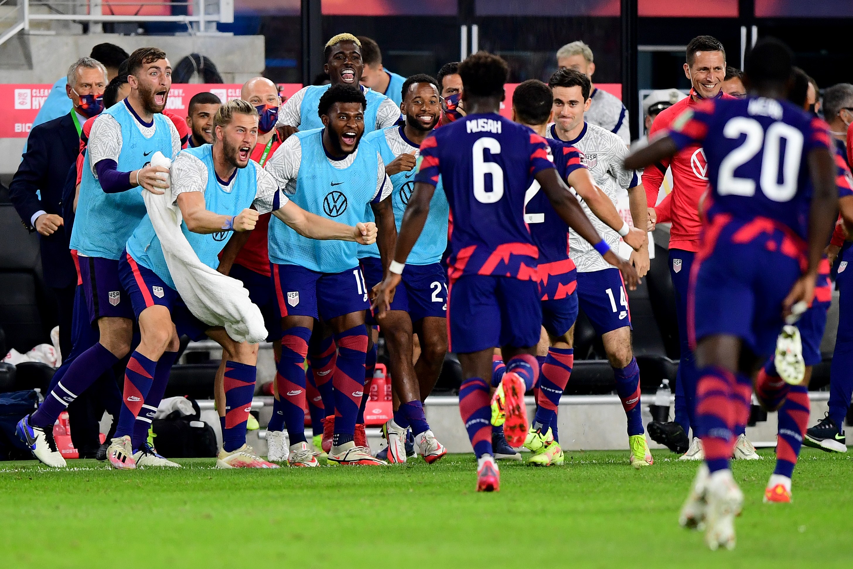 Para pemain AS melakukan selebrasi usai mencetak gol ke gawang Kosta Rika di laga kualifikasi Piala Dunia.