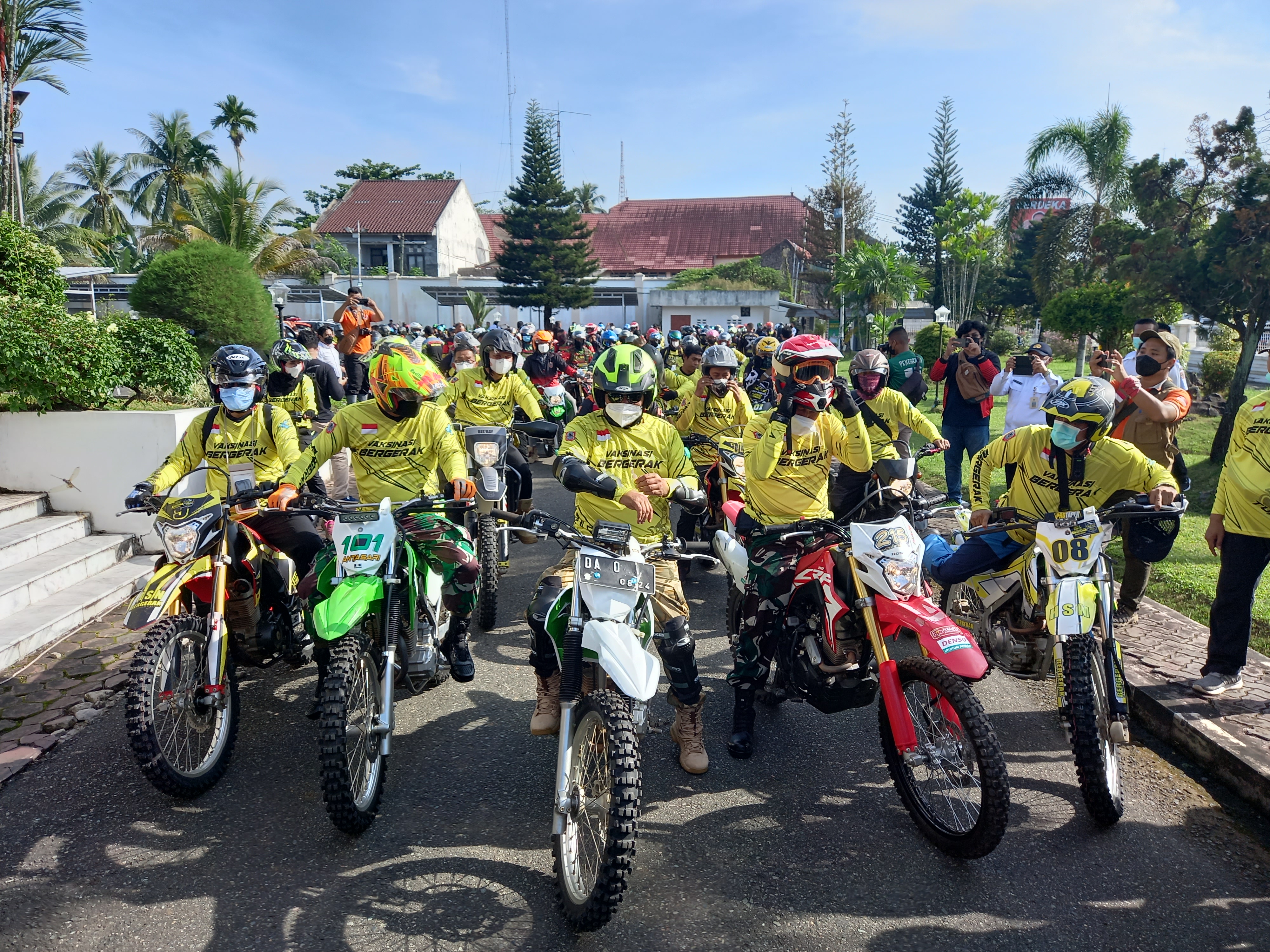 Program Vaksinasi Bergerak ke desa dibarengi kegiatan turdes (turun ke desa) menggunakan sepeda motor trail dipimpin Gubernur Kalsel