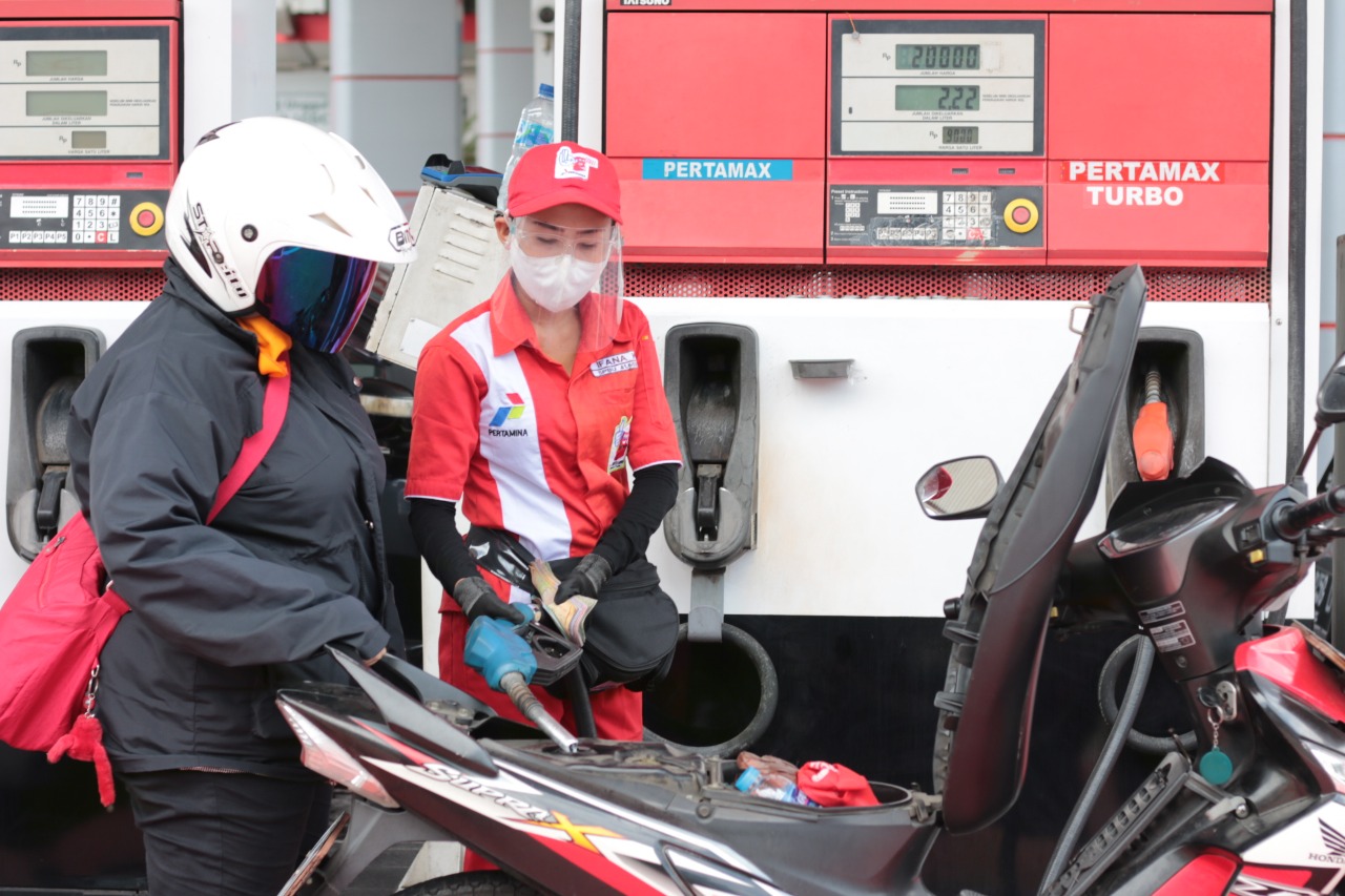 Pemotor mengisi bbm non subsidi di SPBU Pertamina 