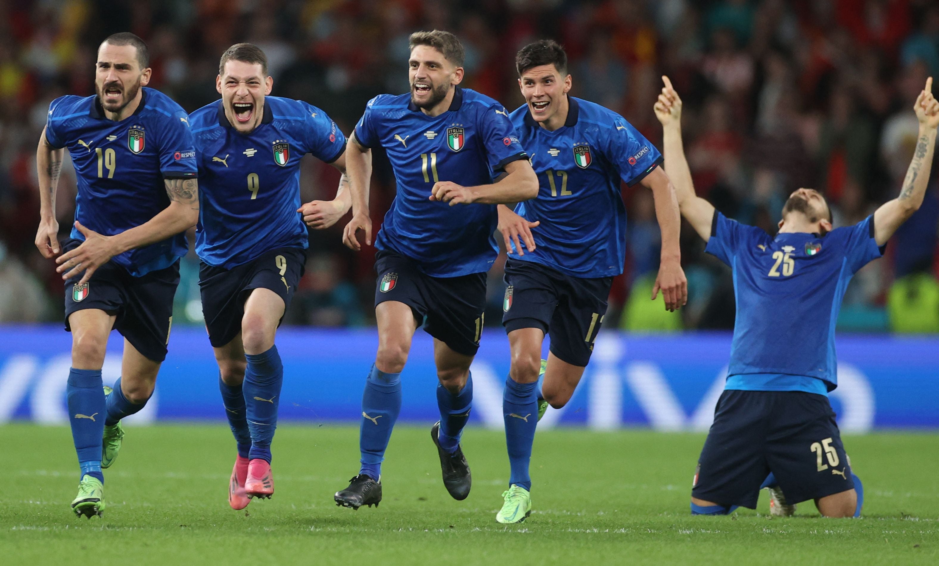 Para pemain Italia melakukan selebrasi usai mengalahkan Spanyol lewat adu penalti di laga semifinal Piala Eropa 2020.