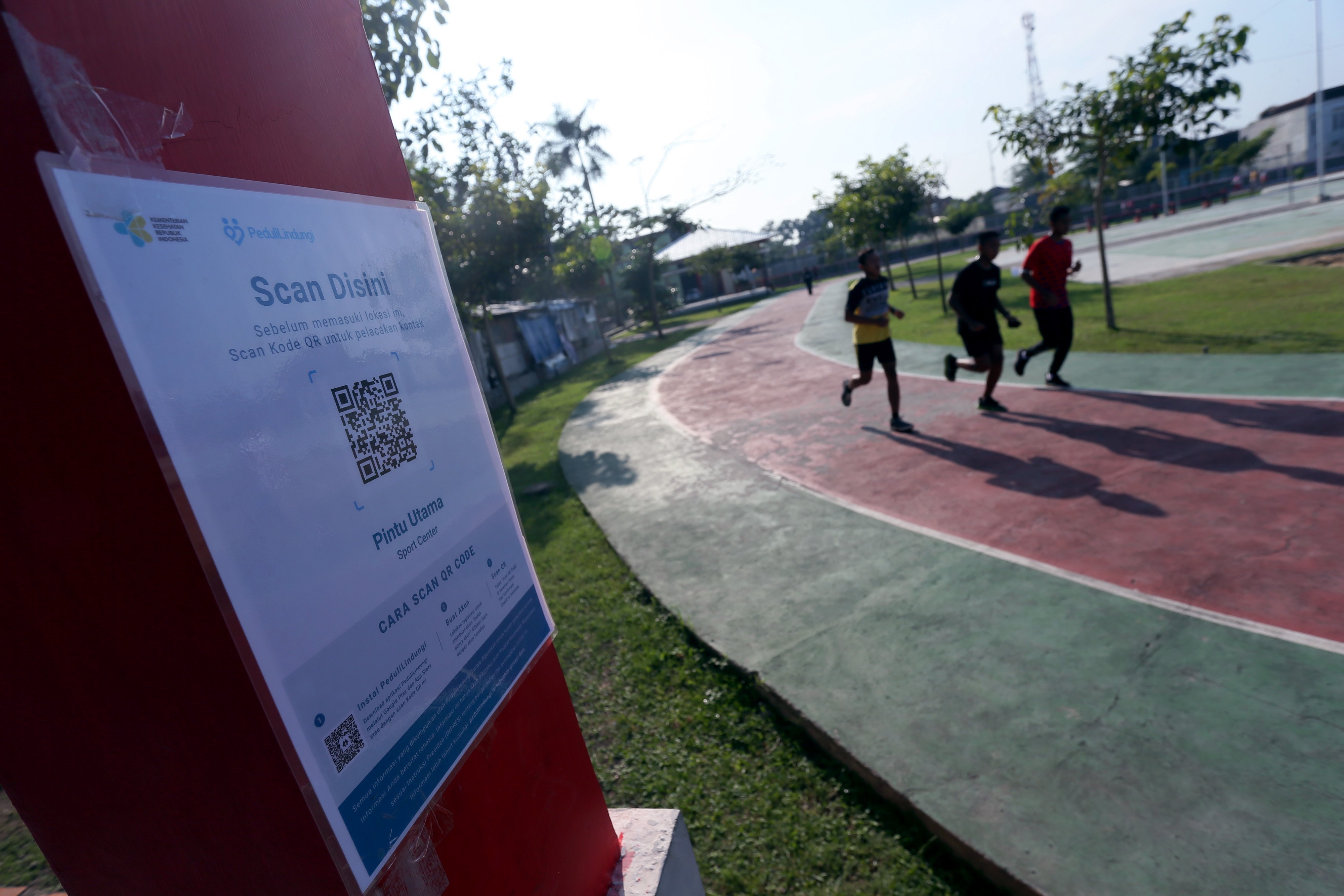 Warga berolahraga di pusat olah raga Kota Blitar, Jawa Timur di tengah upaya untuk mencapai kenormalan baru.