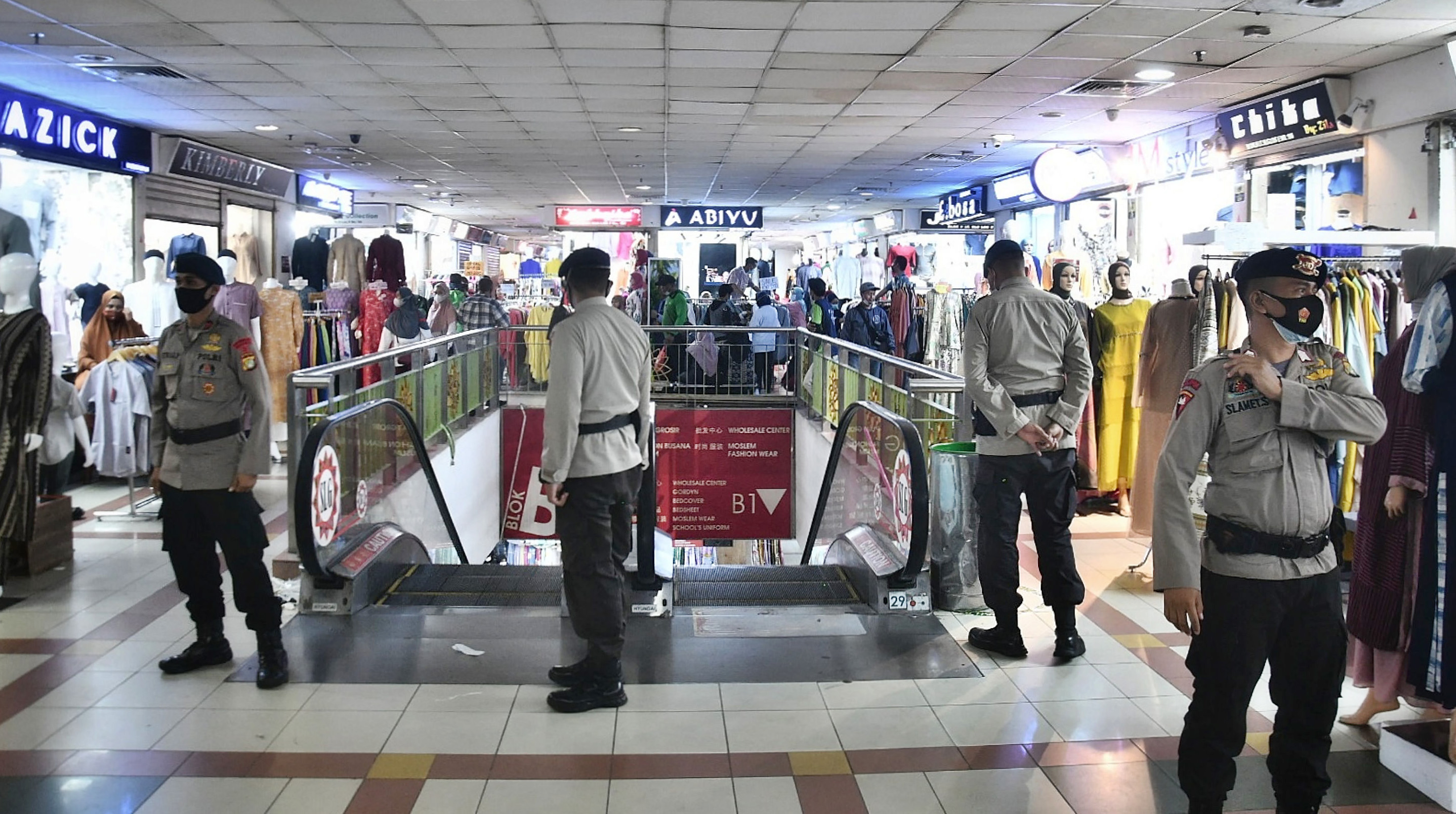 Petugas menjaga penerapan protokol kesehatan di pusat perbelanjaan di DKI Jakarta.