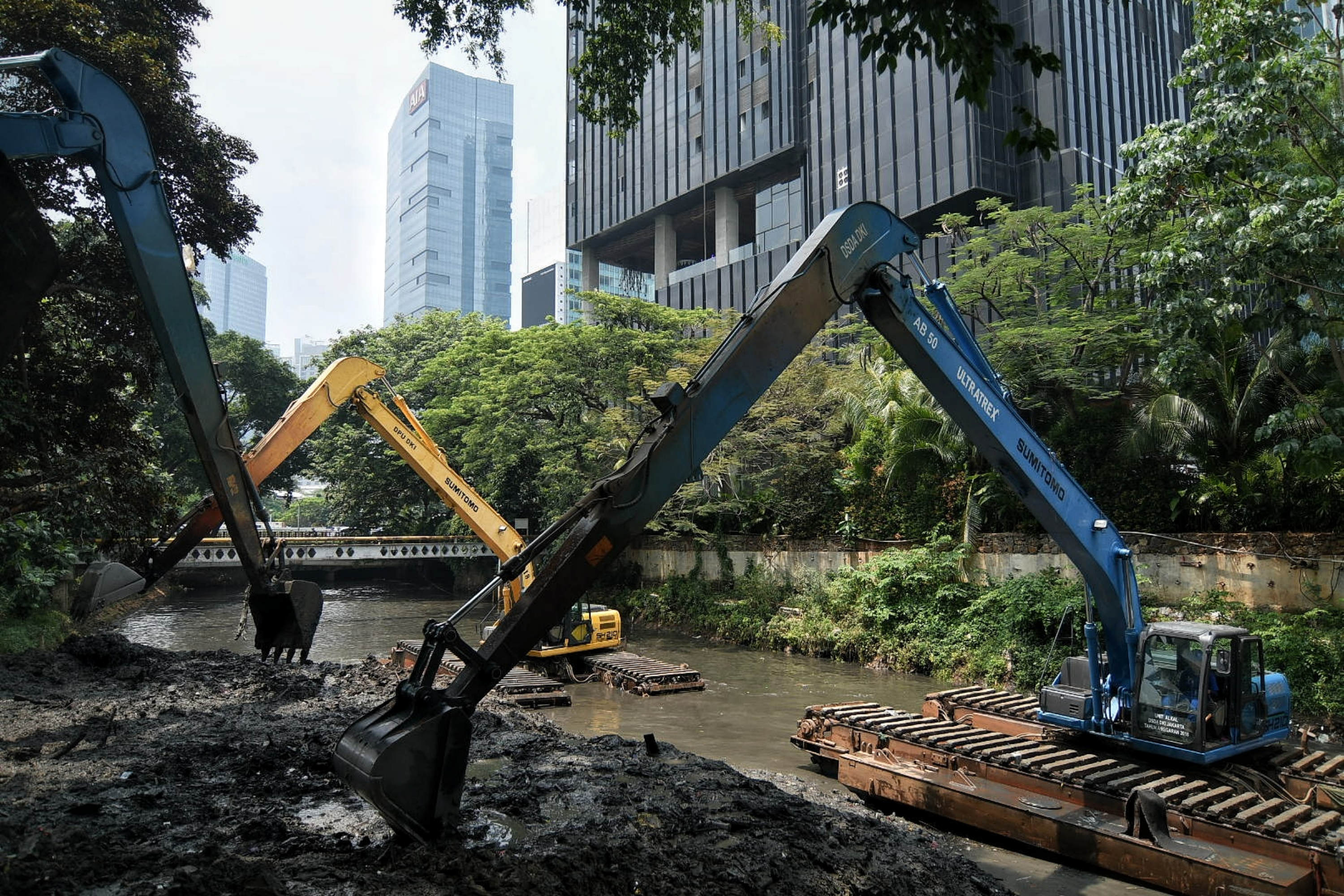 Dinas Sumber Daya Air DKI Jakarta melakukan pengerukan lumpur di Sungai Krukut, Kelurahan Karet Tengsin