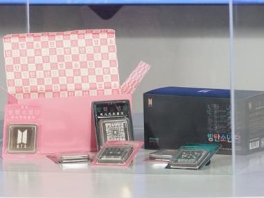 Pemesanan BTS Chocolate Official Merchandise dapat melalui Ralali.com atau download aplikasinya di Google Play dan App Store.