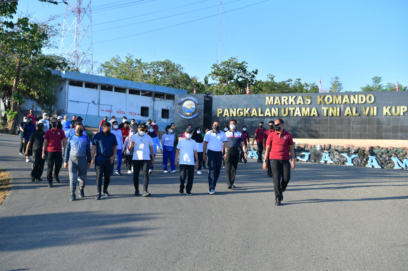 Wapres Ma'ruf Amin (ketiga dari kanan) bersama Kemenko PMK Muhadjir Effendy (ketiga dari kiri)