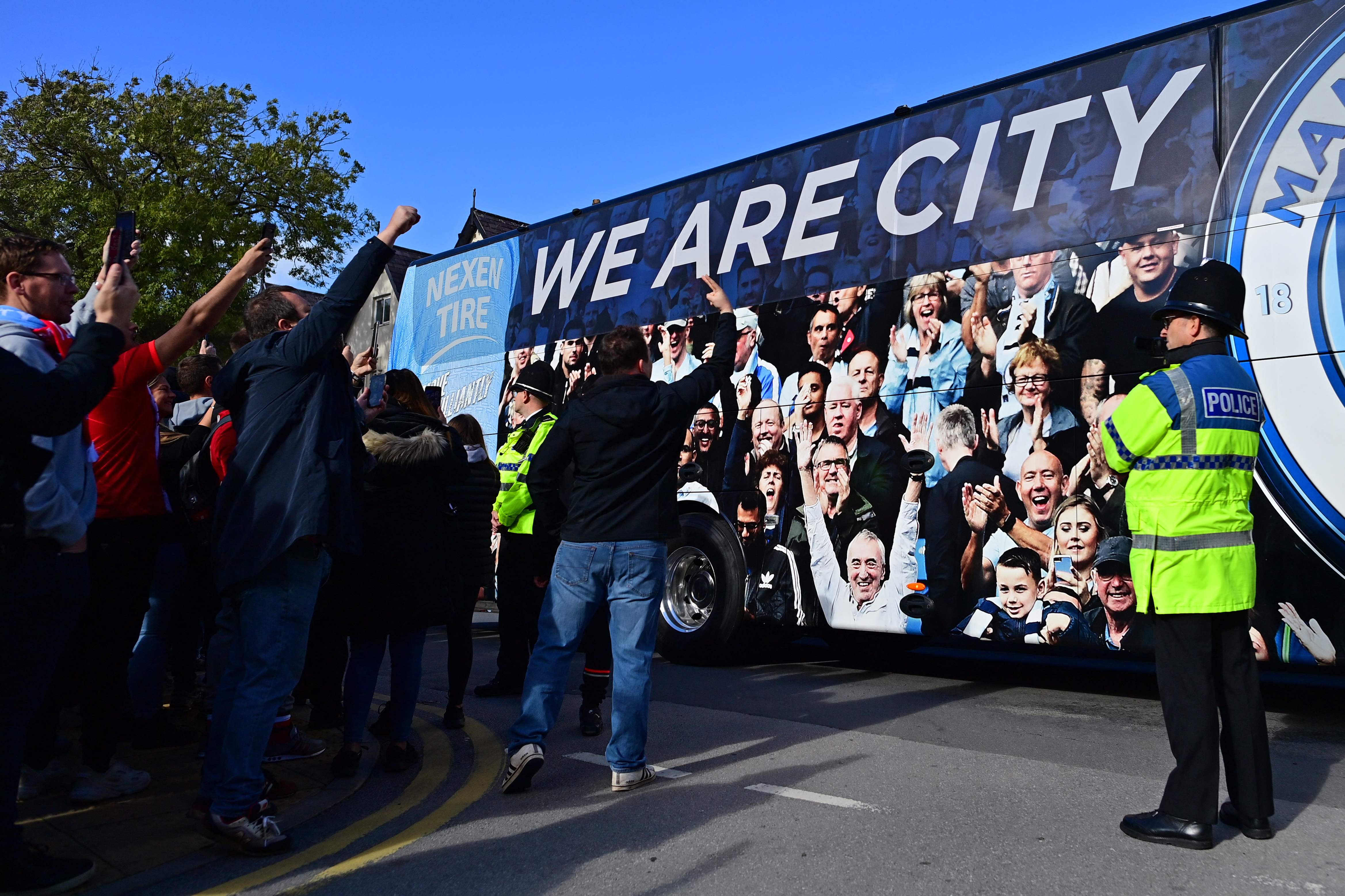 Aksi sejumlah penggemar Liverpool saat bus yang membawa pemain Manchester City tiba di Anfield, Liverpool.
