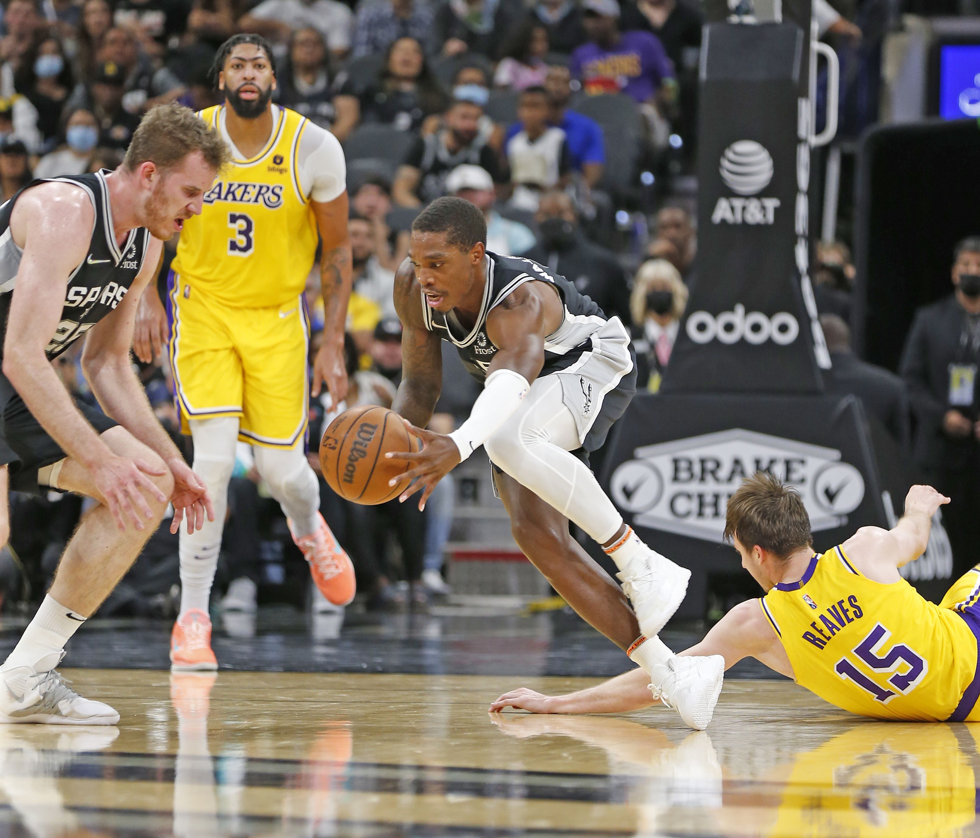 Laga NBA antara San Antonio Spurs dan Los Angeles Lakers.