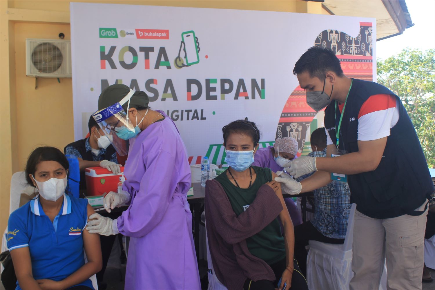 Kegiatan vaksinasi massal yang digelar Grab Indonesia, KKP Pelabuhan Kupang dan Palang Merah Indonesia (PMI) Kupang di Kupang, Kamis (14/10)