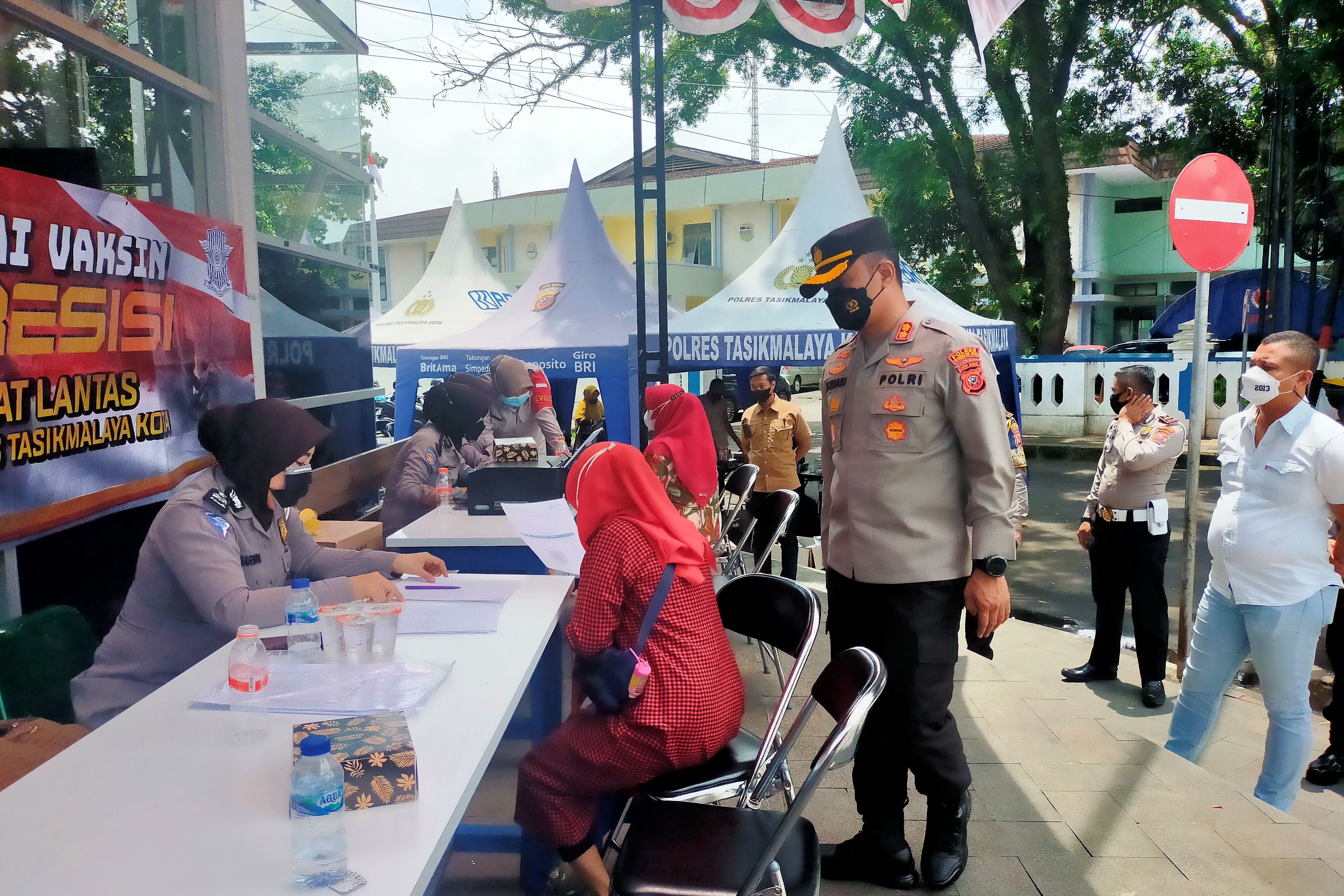 Kapolres Tasikmalaya Kota, AKBP Aszhari Kurniawan memantau jalannya vaksinasi Covid-19 bagi masyarakat umum dilakukan di Taman Kota. 