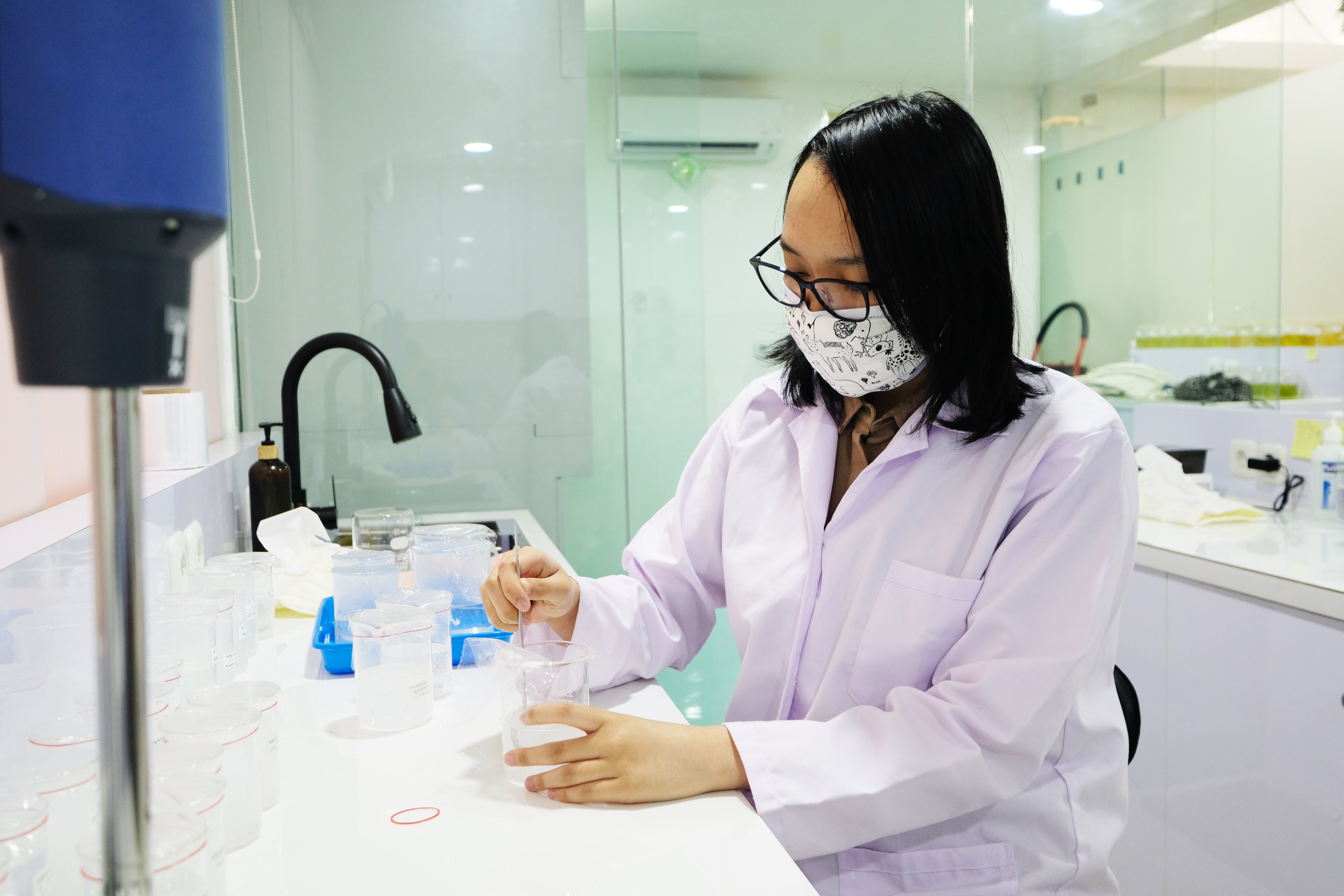 Perusahaan kosmetik terdepan PT. Nose Herbalindo dan Universitas Indonesia lakukan penelitian bahan alami untuk kosmetik.s