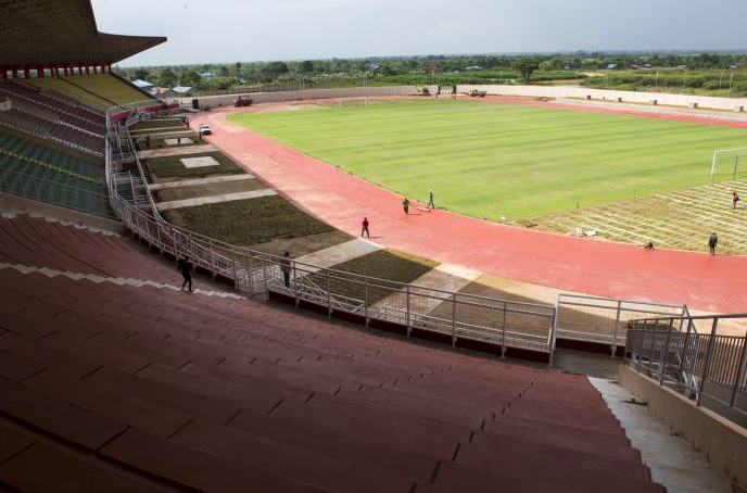 ANTARA FOTO/M Agung Rajasa Sejumlah pekerja melakukan perawatan salah satu venue pertandingan PON Papua XX, di stadion Katalpal.
