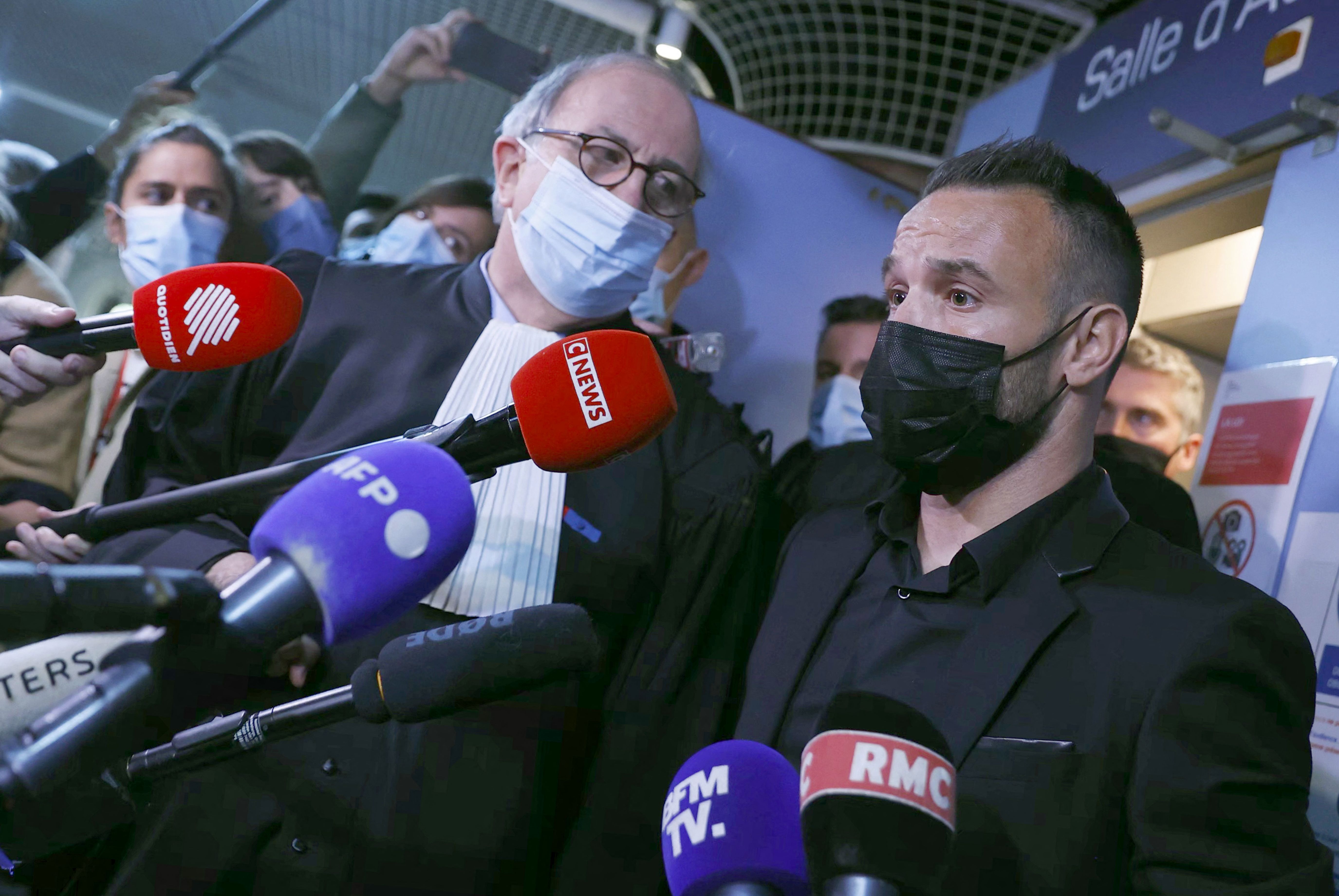 Mantan pemain Timnas Prancis Mathiue Valbuena (kanan) usai sidang kasus video seks dan pemeraasan yang melibatkan Karim Benzema.