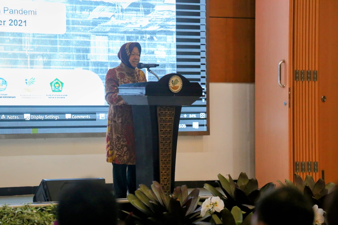 Mensos Tri Rismaharini memberi pemaparan dalam Studium Generale tentang Pejuang Muda Kemensos 2021 di Gedung Aneka Bhakti, Jakarta. 