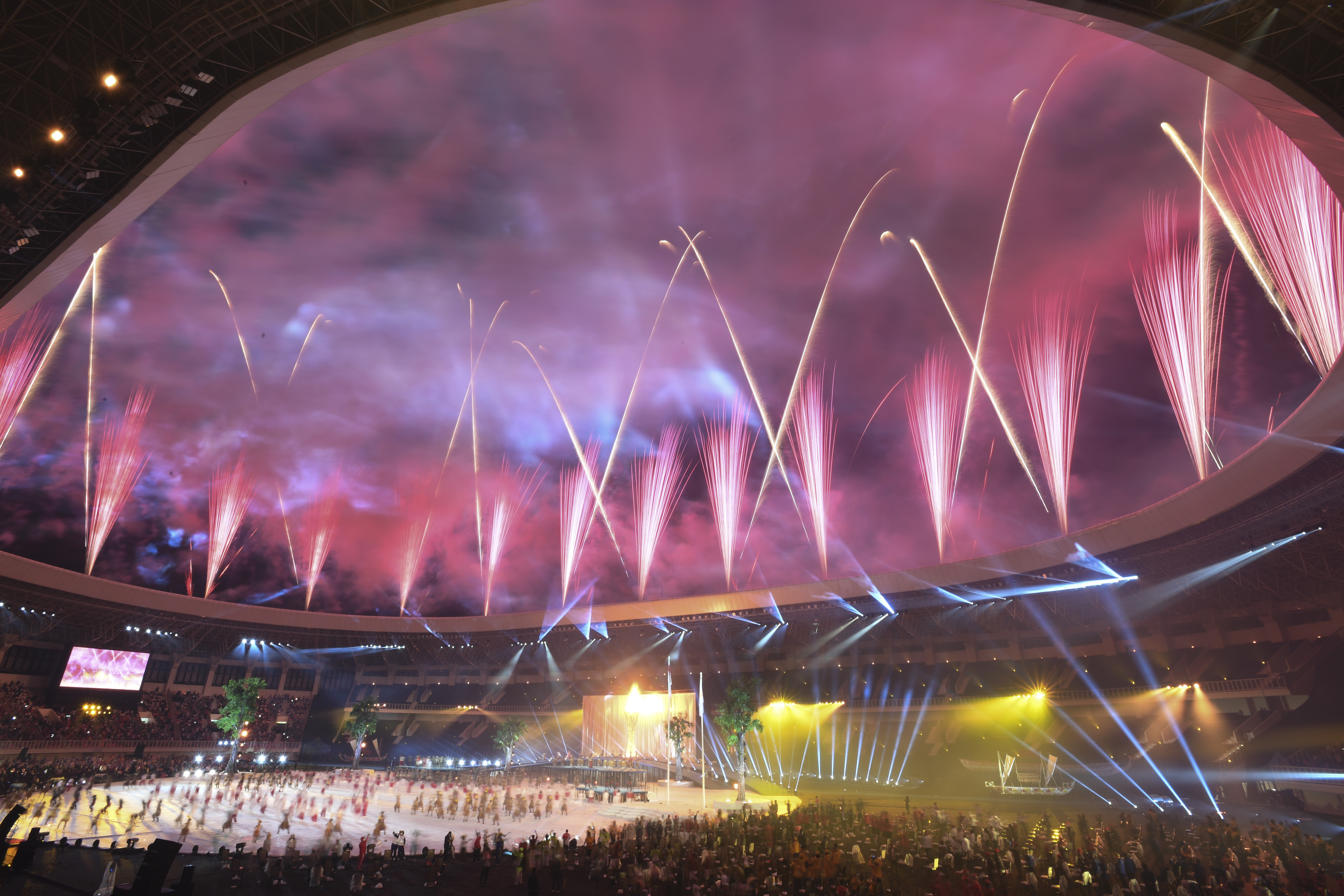 Pertunjukan kembang api saat upacara pembukaan PON Papua di Stadion Lukas Enembe.