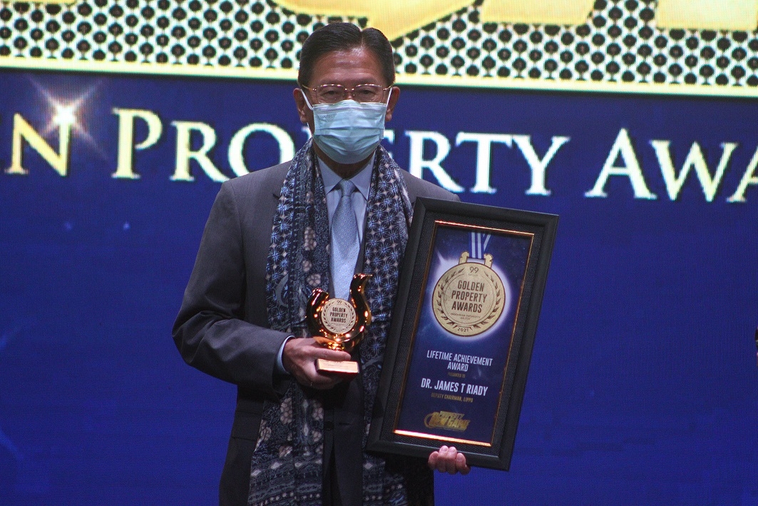 Penghargaan Lifetime Achievement Award bagi James Riady di ajang Golden Property Award