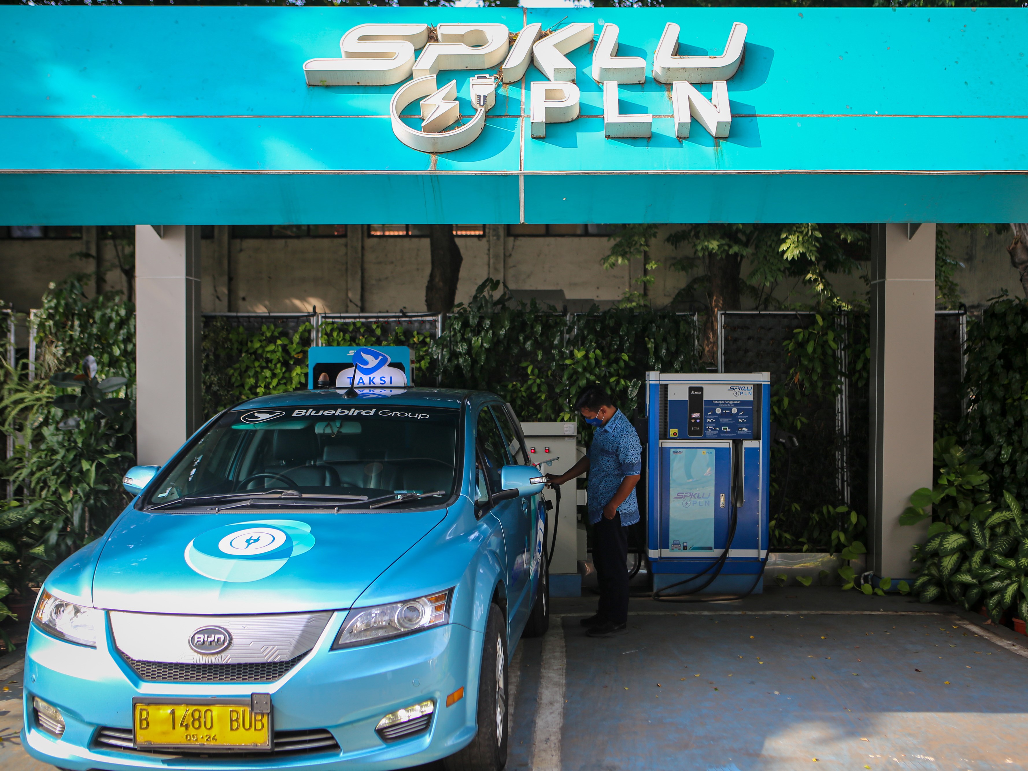 Pengemudi taksi mengisi daya mobil listrik di Stasiun Pengisian Kendaraan Listrik Umum (SPKLU) PLN di Mal Tangcity, Kota Tangerang, Banten.