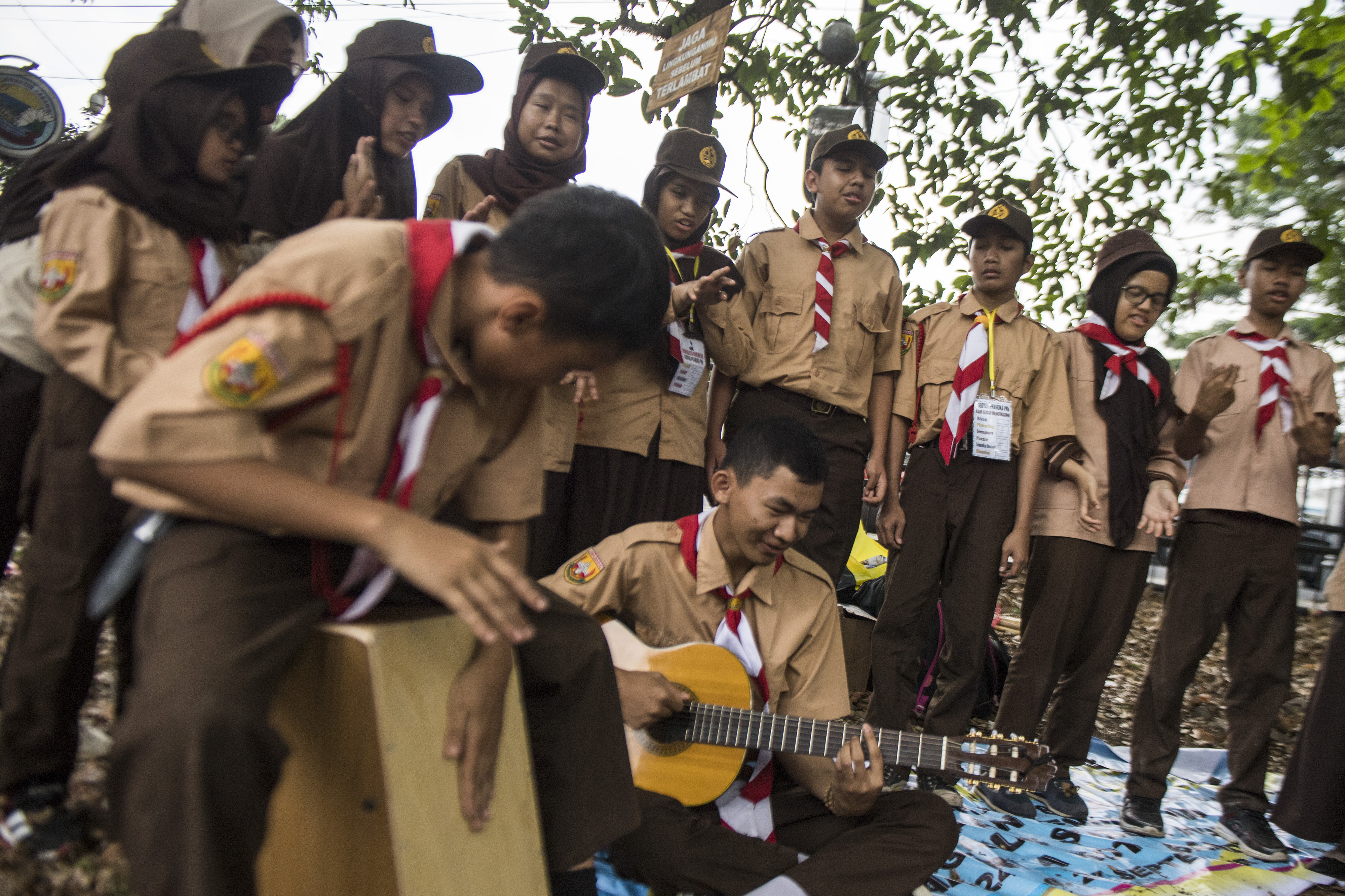 Sejumlah anggota Pramuka berlatih kekompakan saat perkemahan Pramuka Berkebutuhan Khusus di di Taman Pramuka, Bandung.