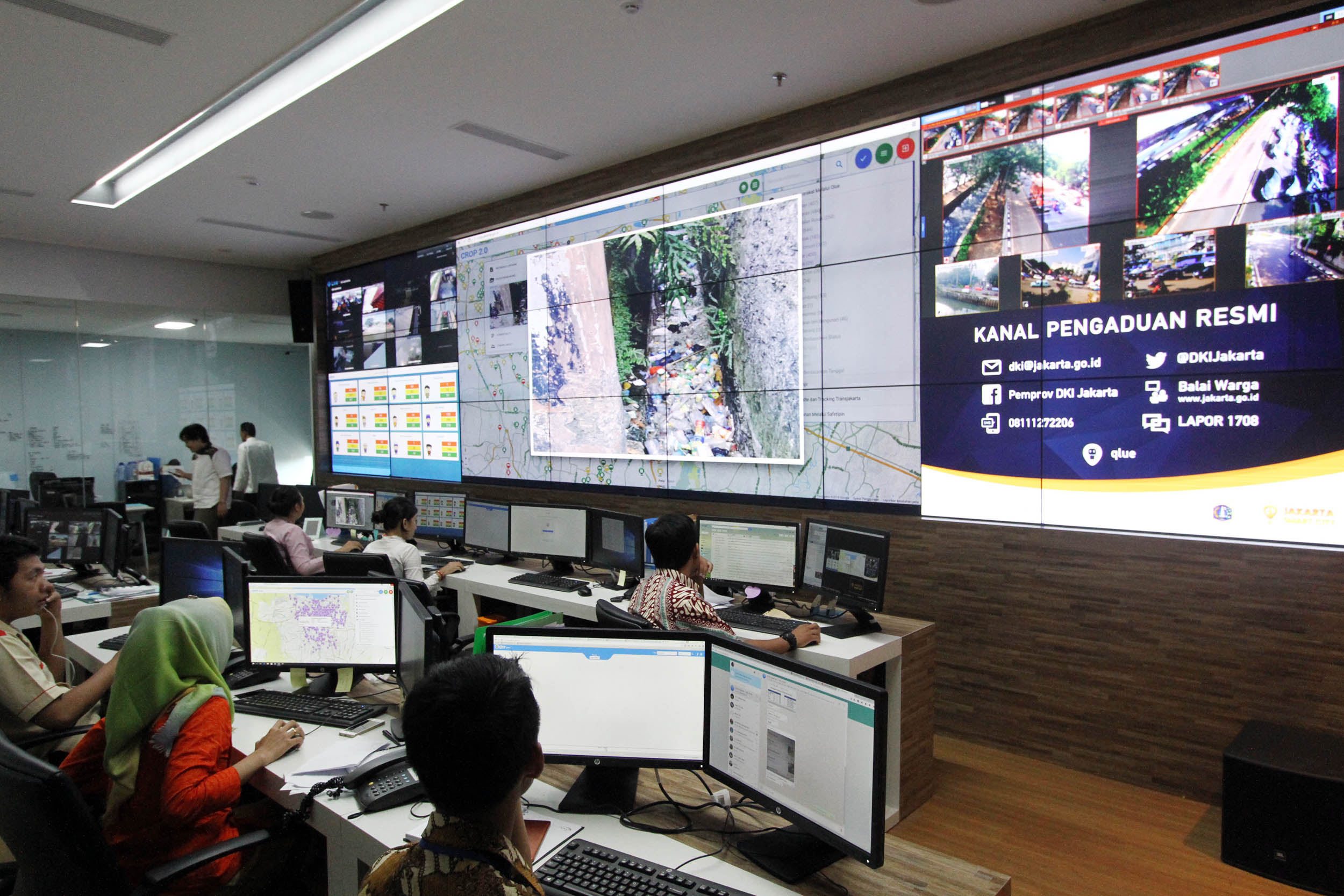  Sejumlah petugas memonitoring layar smartcity DKI Jakarta, di Balaikota, Jakarta, Rabu (22/6).