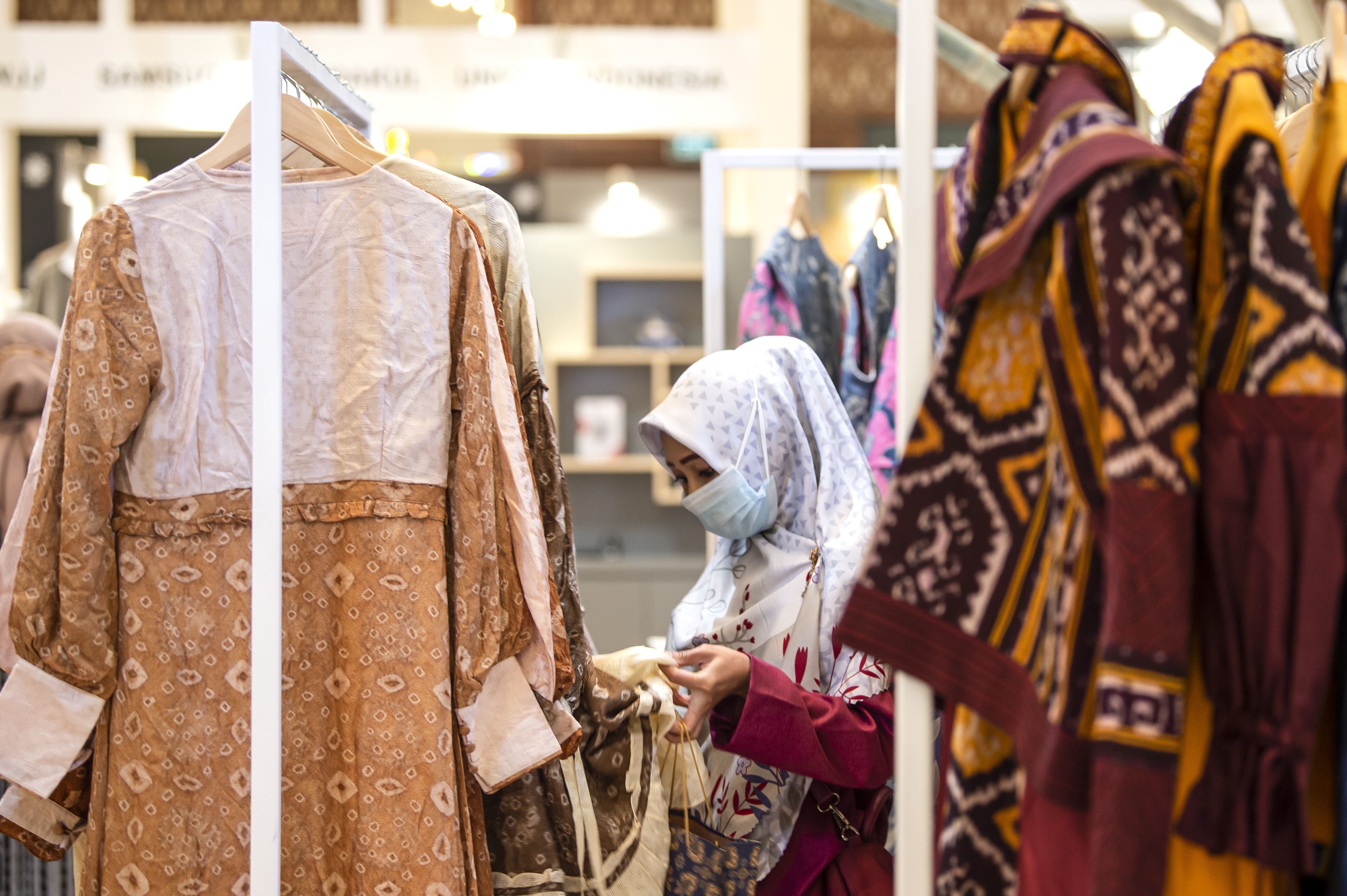 Pengunjung saat melihat stand pakaian yang dijual di perhelatan ISEF 2021.