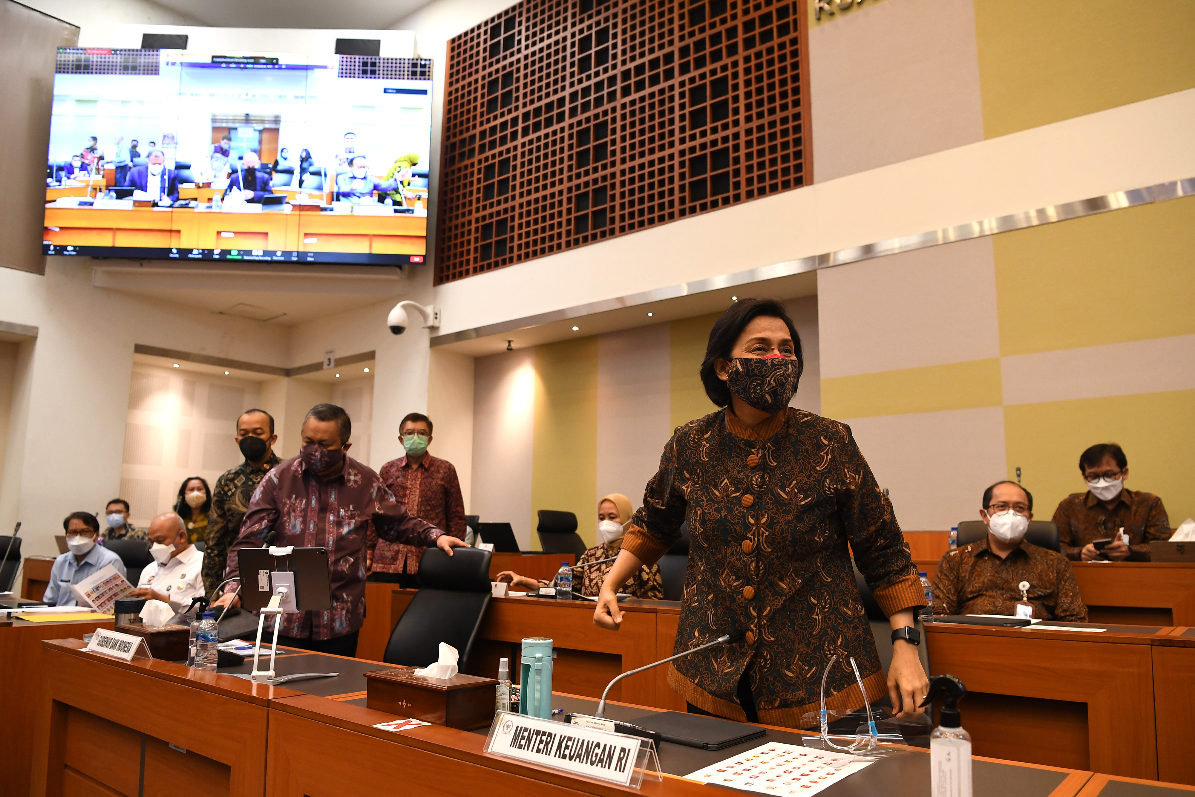Menkeu Sri Mulyani bersiap mengikuti rapat kerja dengan Banggar DPR RI.