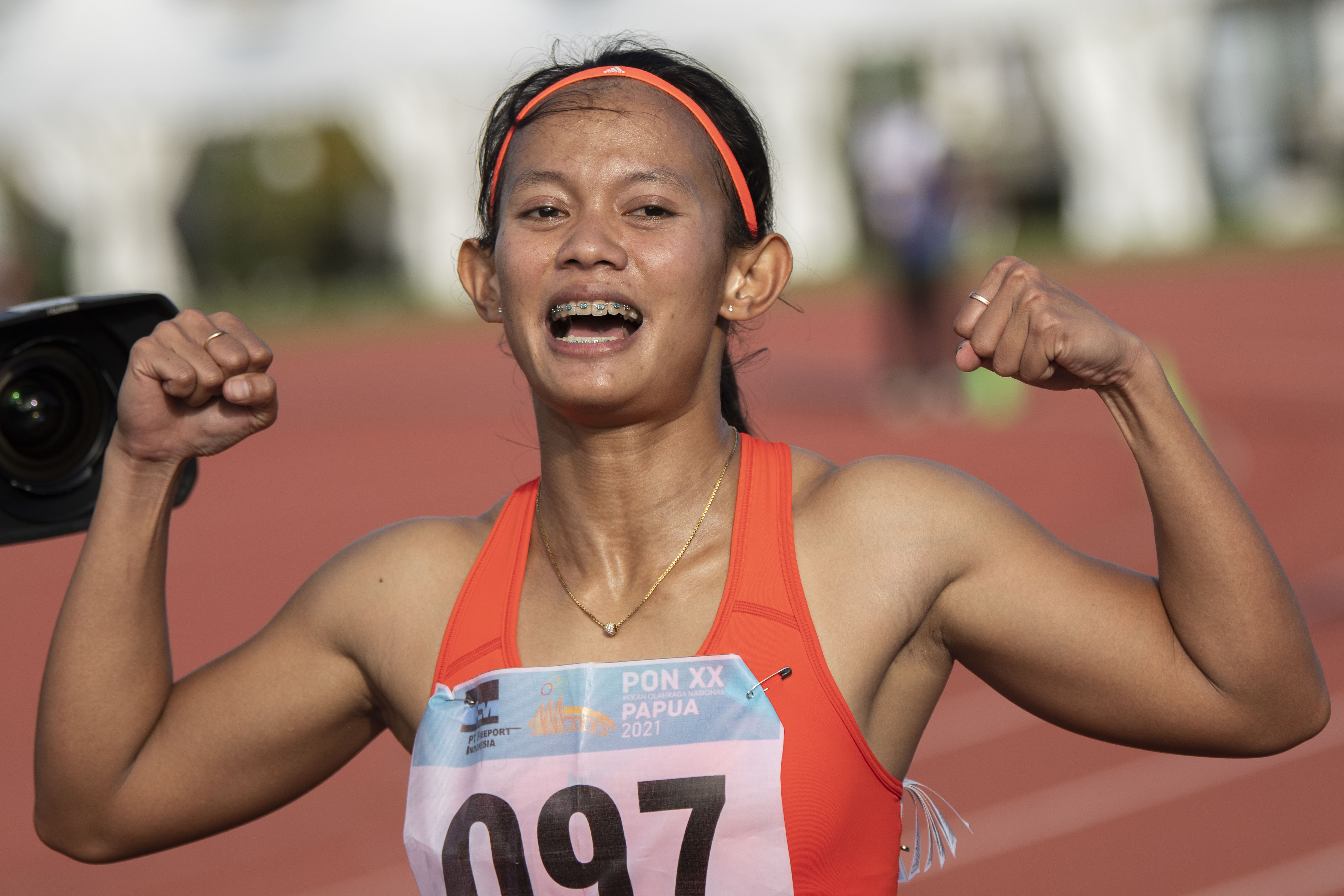 Pelari Jabar Tyas Murtiningsih memenangi lomba  lari 100 meter atletik di PON XX Papua