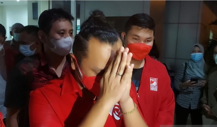 Pelaksana Tugas Ketua Umum PSI Giring Ganesha meminta maaf karena ada warga yang keracunan asni kotak yang dibagikan PSI.