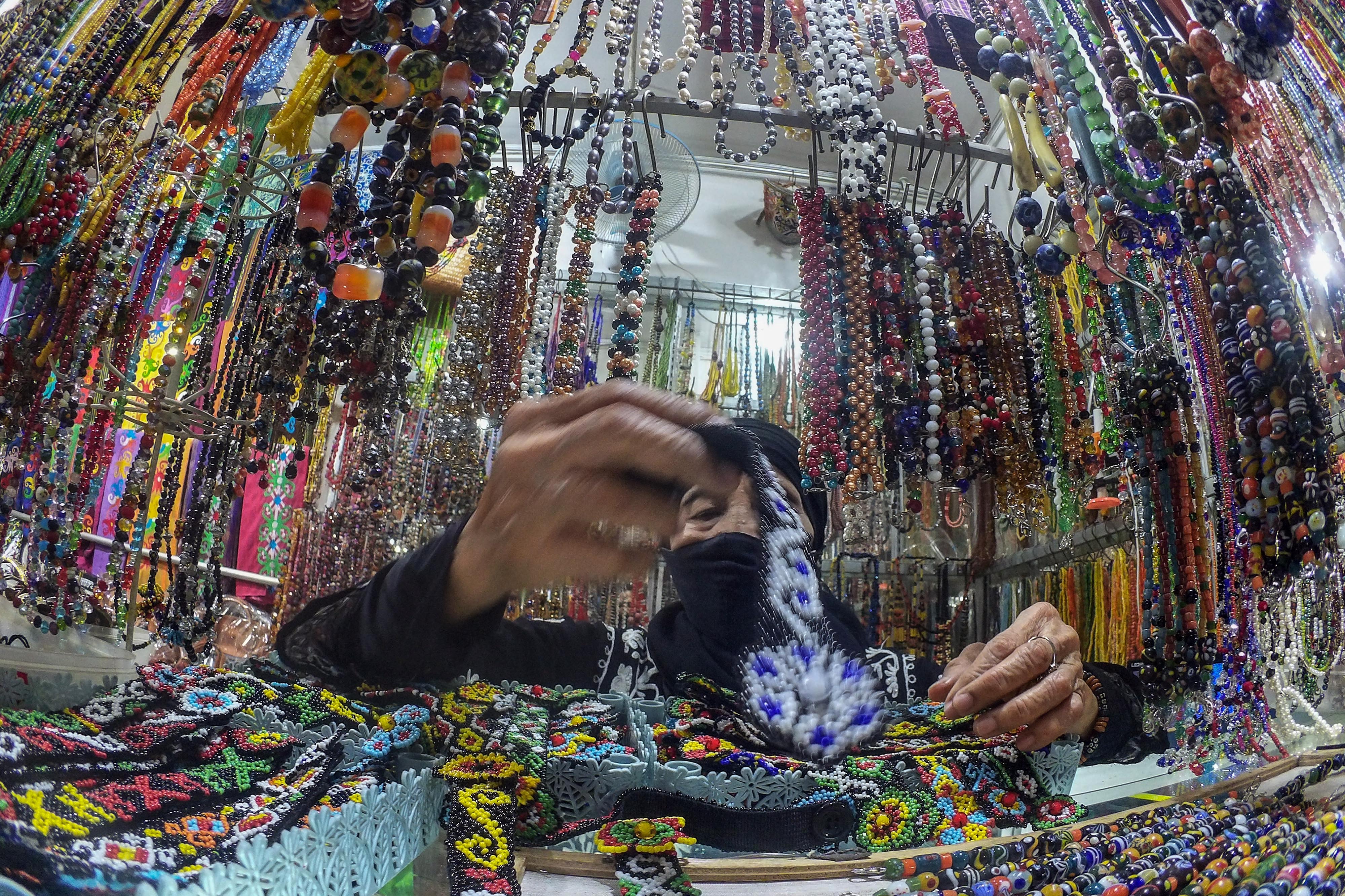  Pengunjung memilih manik-manik kerajinan khas Kalimantan di Pasar Inpres Kebon Sayur, Balikpapan, Kalimantan Timur.