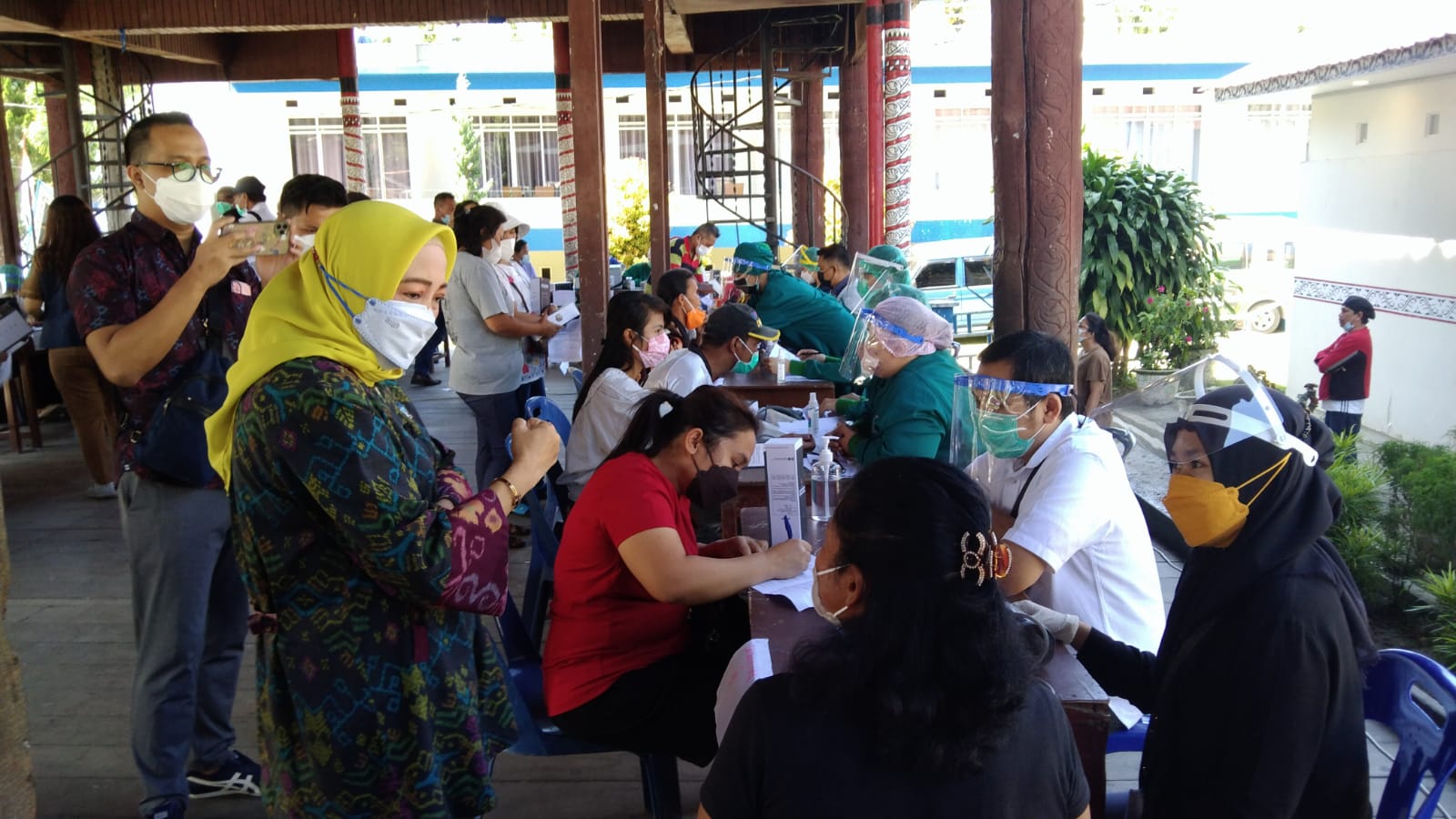 Direktur IKPM Kemenkominfo Septriana Tangkary meninjau sosialisasi dan percepatan vaksinasi di Simalungun