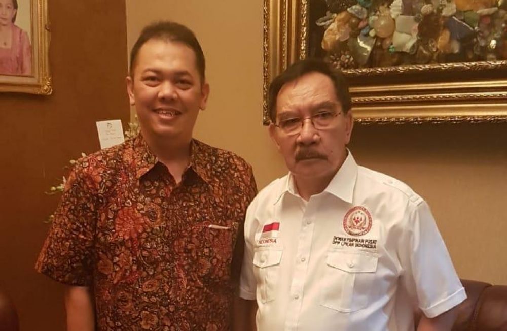 Ketua Umum DPP LPKAN Indonesia R M Ali Zaini (batik) didampingi dewan penasehat DPP LPKAN Antasari Azhar.