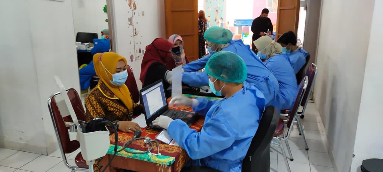Vaksinasi guru di Kota Bekasi