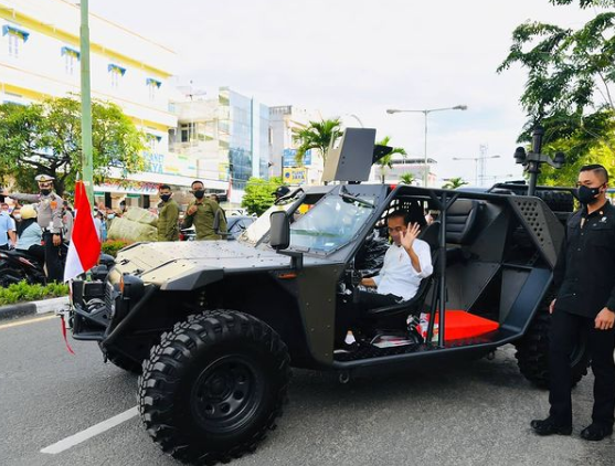 Presiden Jokowi menaiki kendaraan taktis saat kunjungan kerja di Tarakan, Kalimantan Utara.