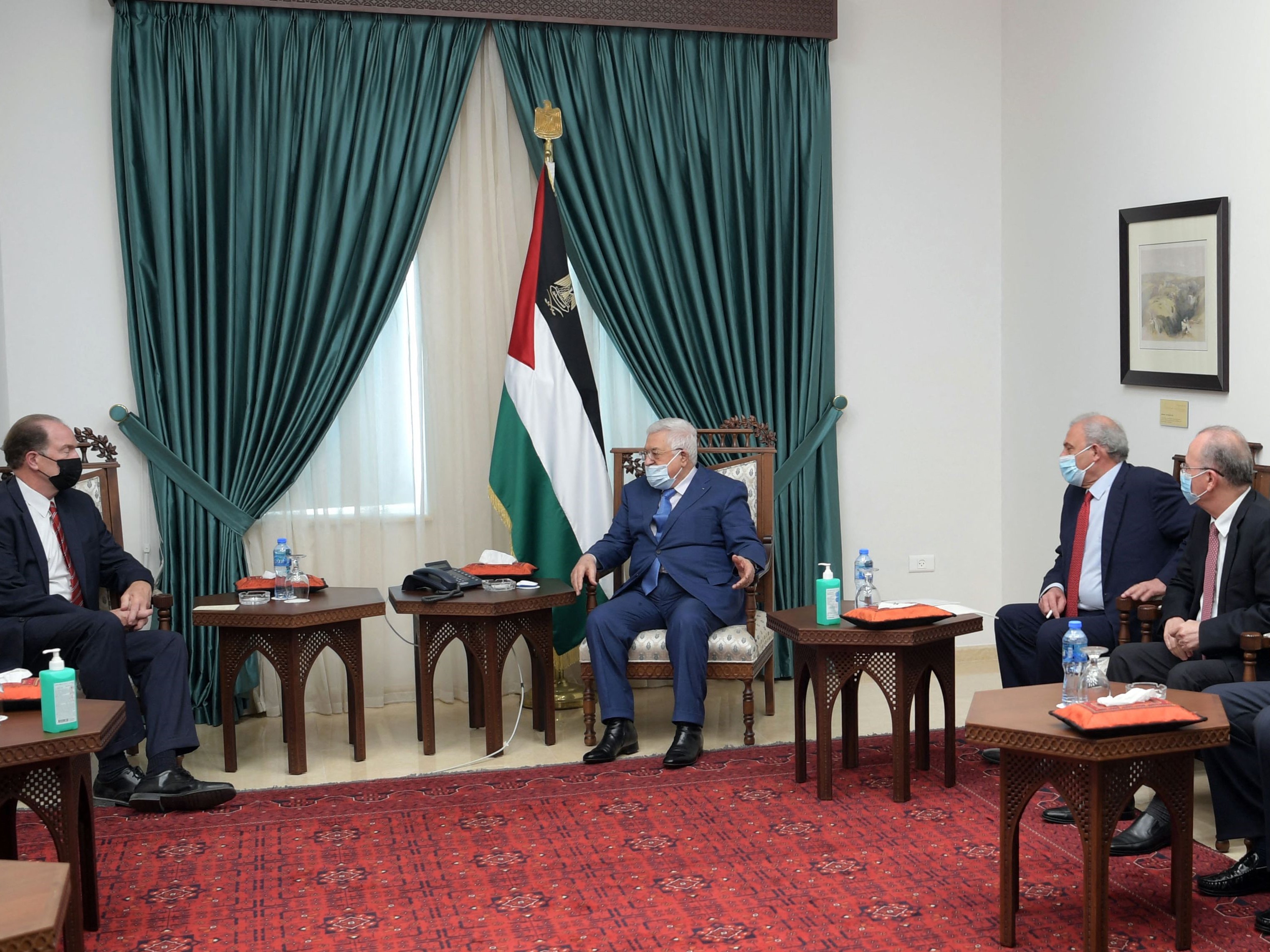 Presiden Palestina Mahmud Abbas (tengah) bertemu dengan Presiden Bank Dunia David Malpass (kiri) di Ramallah, Tepi Barat, awal Oktober ini..