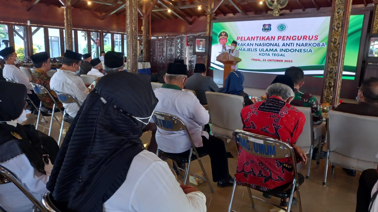 Ketua MUI Jateng, H.Multazam Ahmad memberikan sambutan usai pengukuhan Pengurus Gerakan Anti Narkoba Nasional, Kota Tegal, di Pendopo Ki Ged